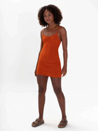 Vestido curto Tania na cor telha, da marca Greenish, ideal para looks casuais e frescos.