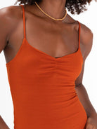 Vestido curto Tania da marca Greenish, cor telha, com design justo e alças finas, perfeito para o verão.