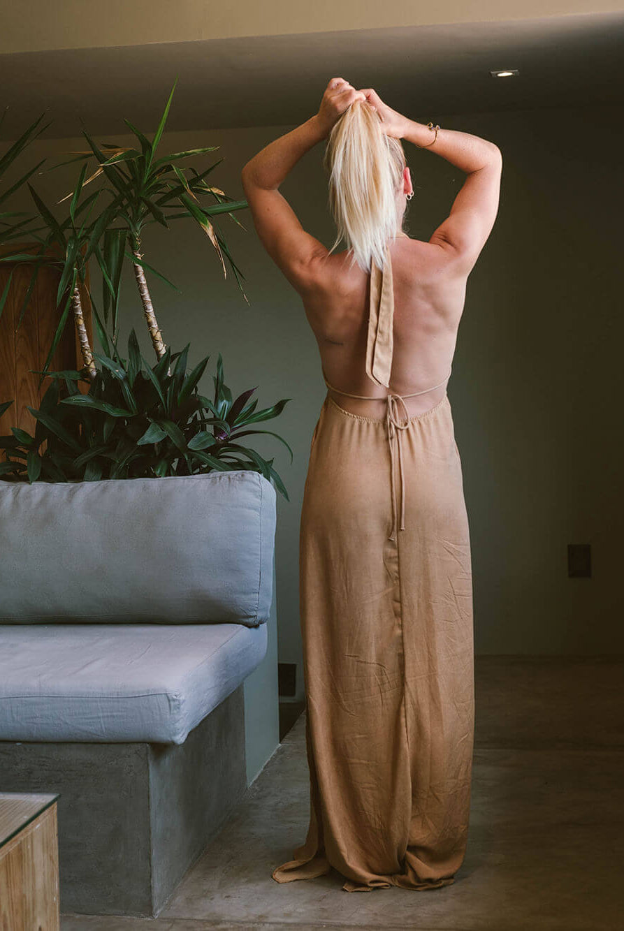 Vestido longo caramelo Awaken da Greenish, com fendas laterais e amarrações, perfeito para elegância e conforto.