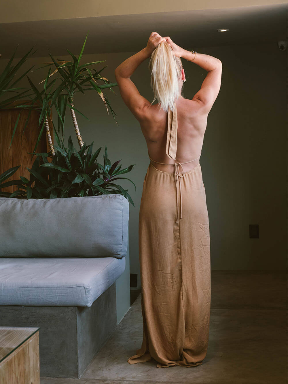 Vestido longo caramelo Awaken da Greenish, com fendas laterais e amarrações, perfeito para elegância e conforto.