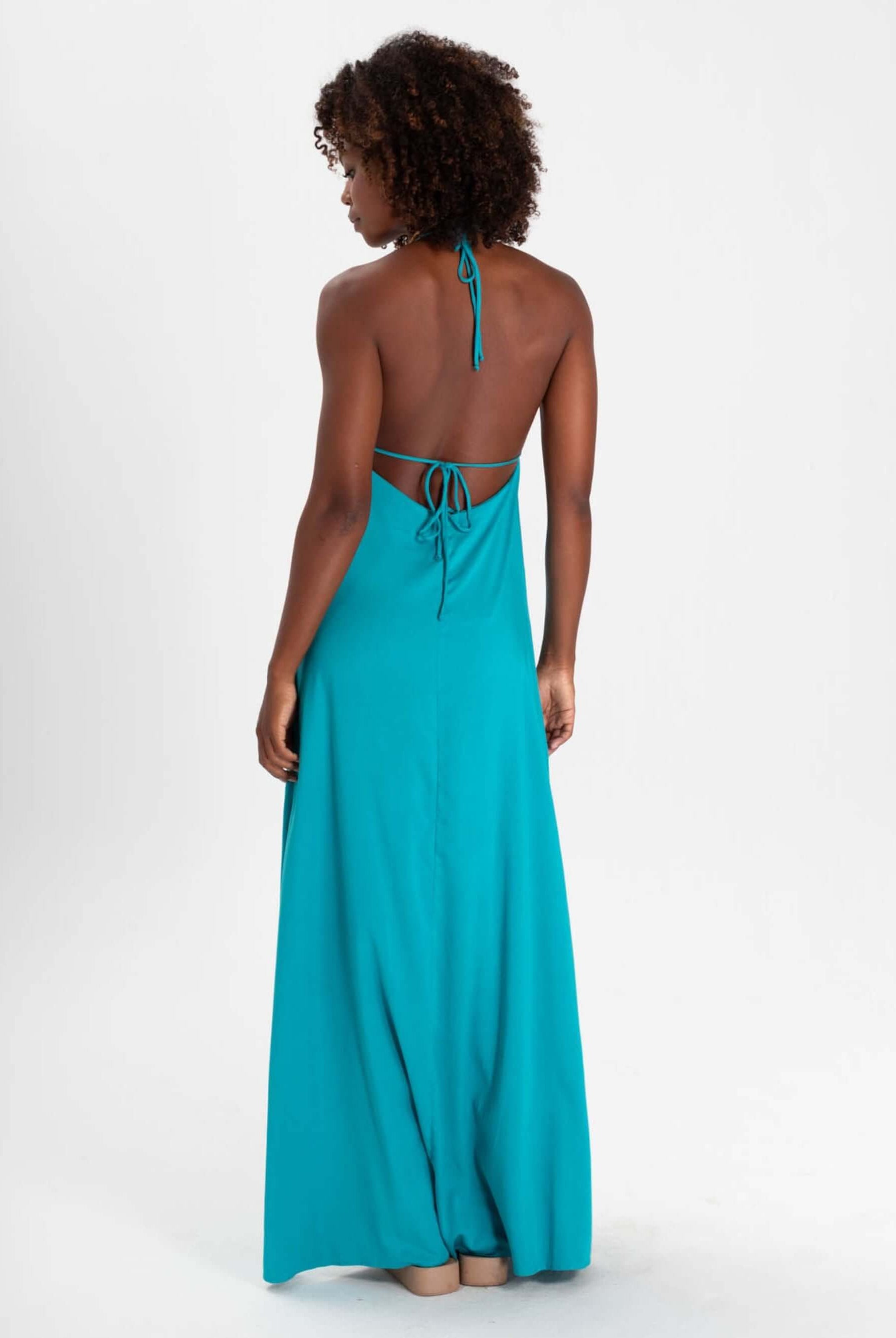 Vestido longo Cami azul mar da Greenish, com costas abertas e alças ajustáveis, perfeito para o verão.