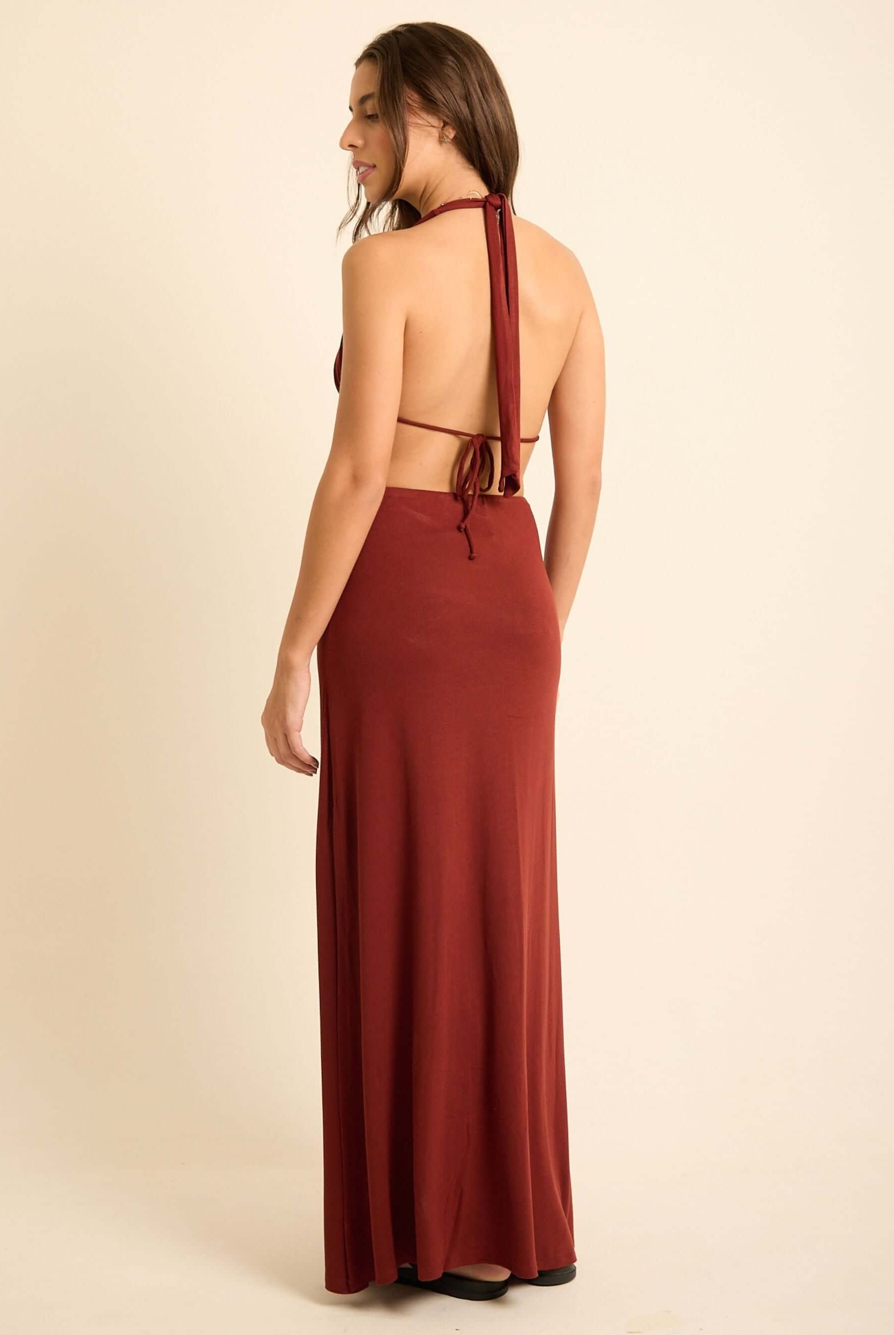 Vestido longo Izzy, Marron, com detalhe amarração nas costas. Conforto e estilo da marca Greenish.