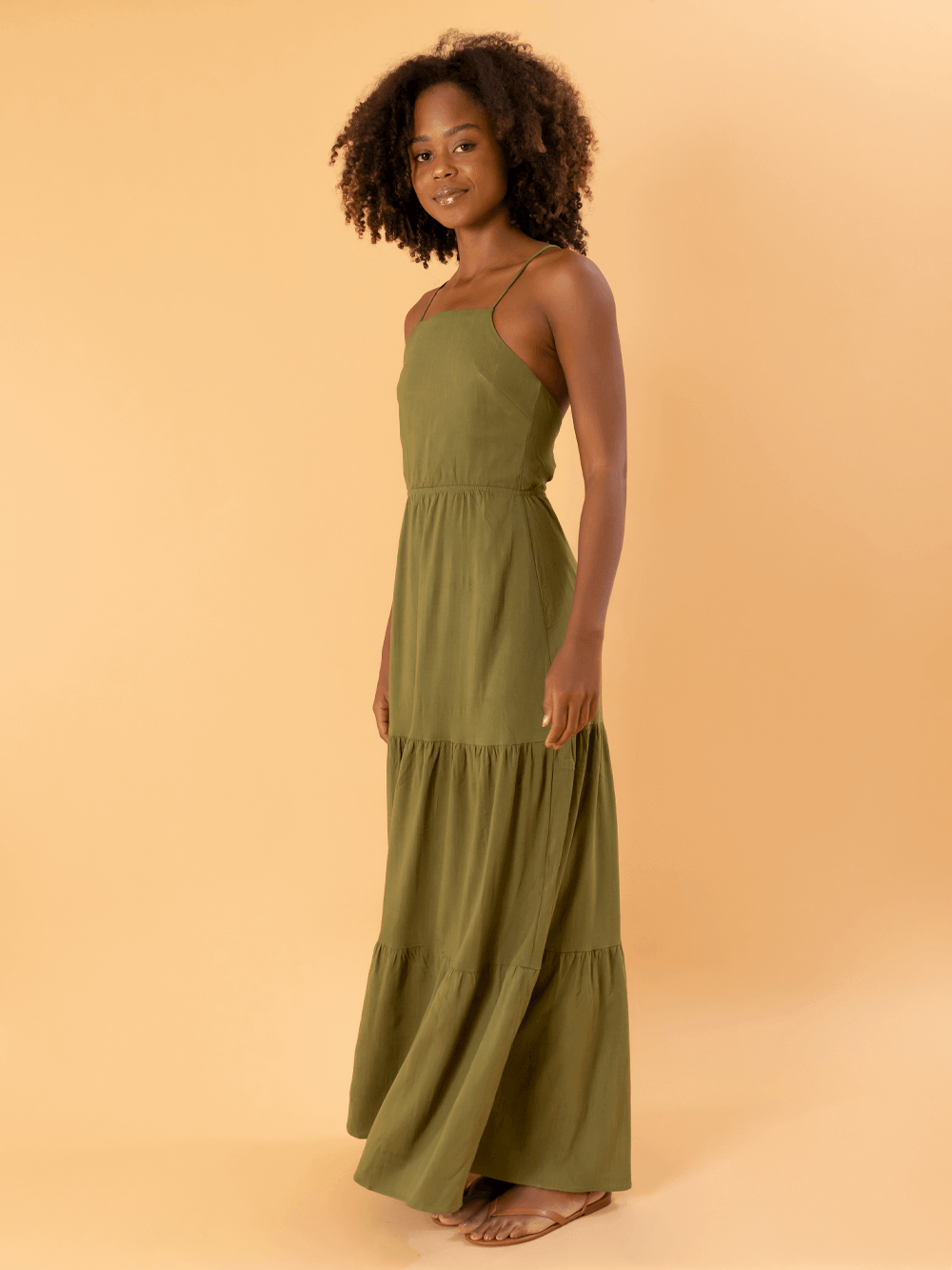 Vestido longo Lina verde da marca Greenish, ideal para ocasiões casuais e elegantes.