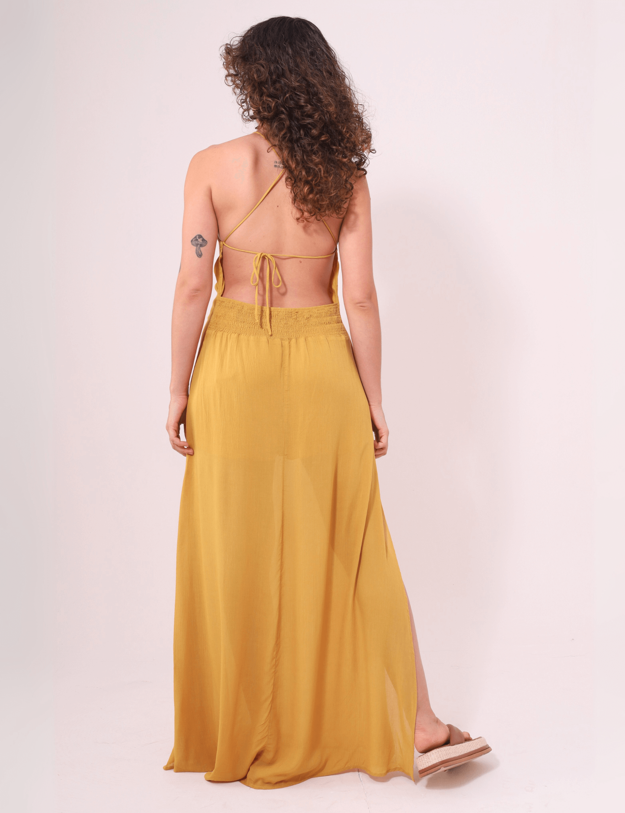 Vestido longo mostarda Greenish com alças finas e costas cruzadas em viscose fluida, perfeito para dias ao ar livre.