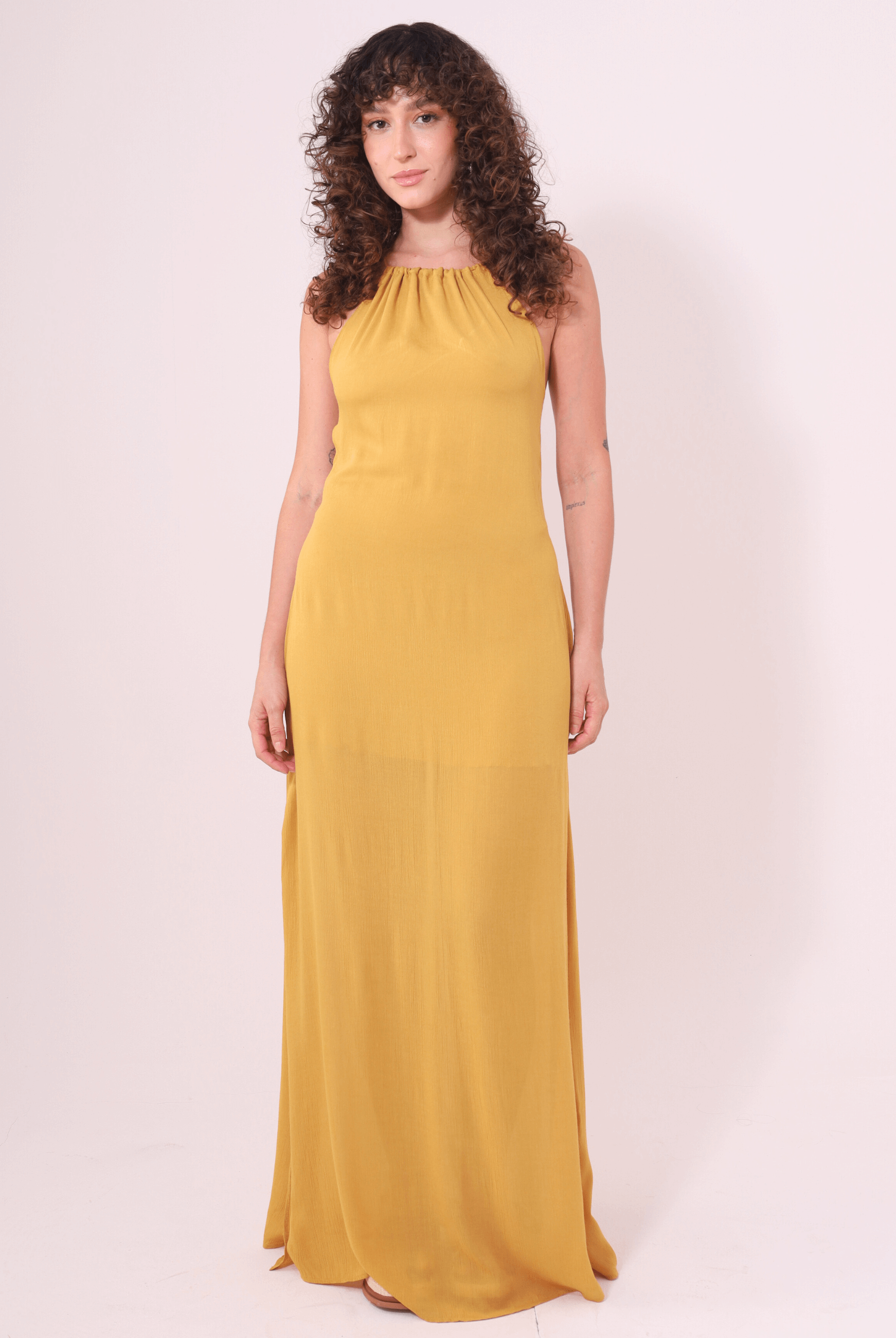 Vestido Longo Rachel Mostarda da Greenish com alças finas e costas cruzadas, confortável para momentos ao ar livre.