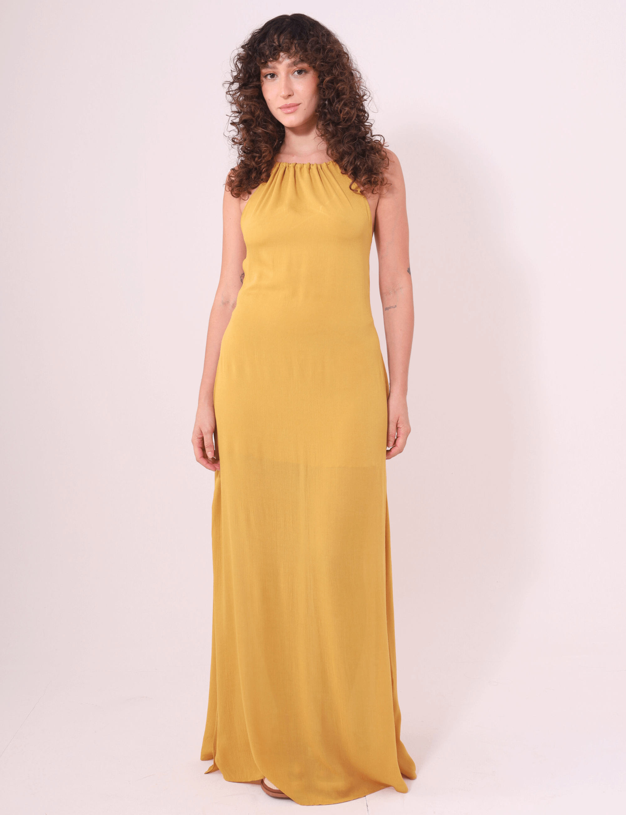 Vestido Longo Rachel Mostarda da Greenish com alças finas e costas cruzadas, confortável para momentos ao ar livre.