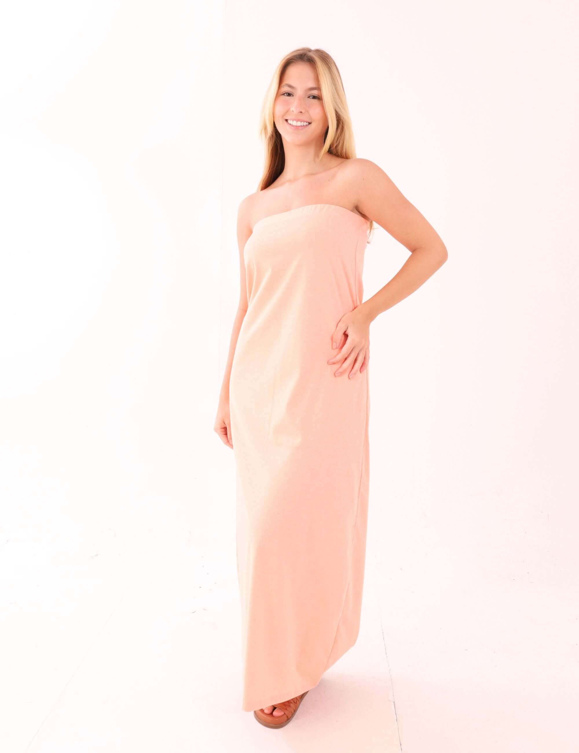 Model wearing Vestido Longo Reto Lupita - Laranja with strapless and straight cut, ideal for warm days and casual outings.