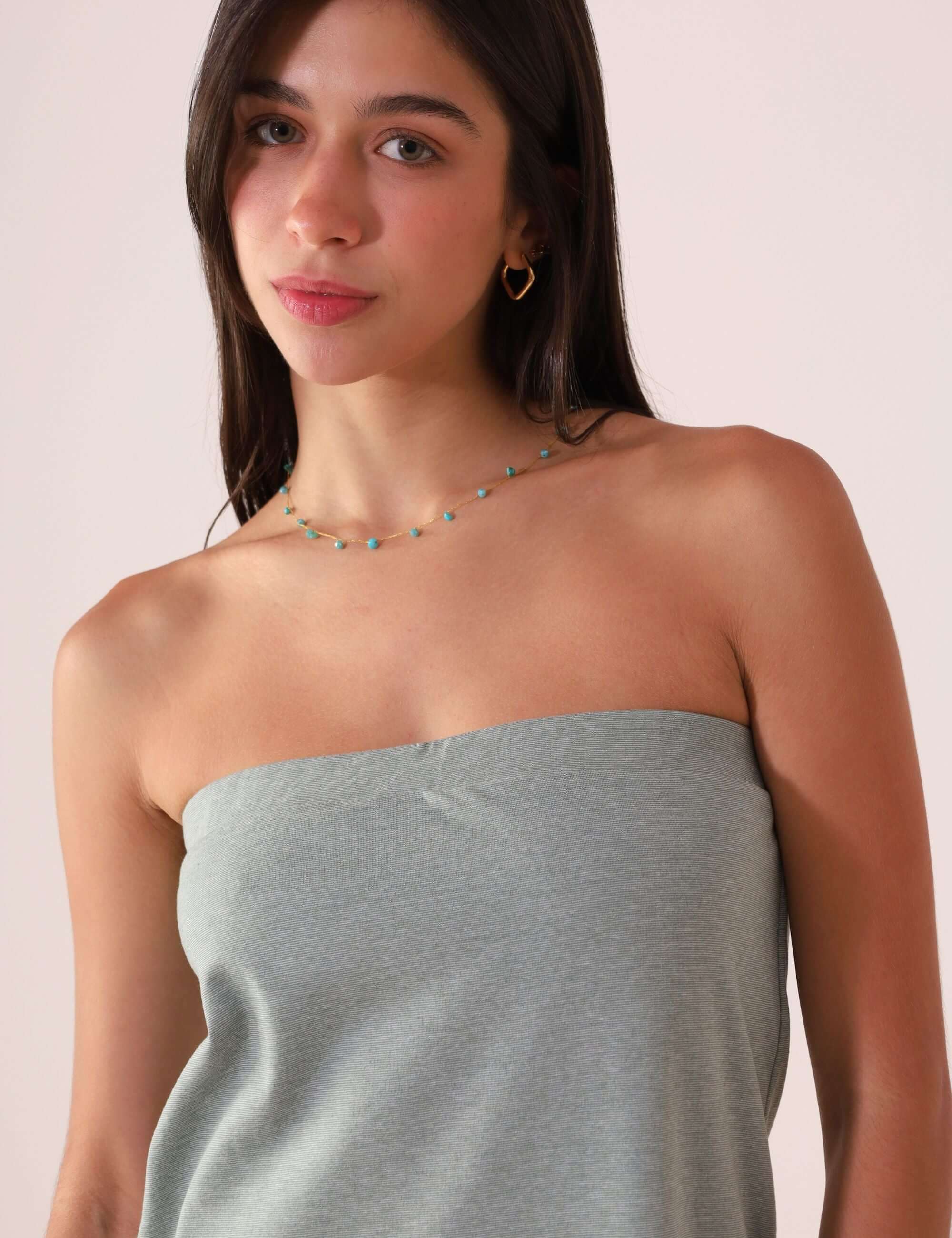 Modelo usando o Vestido Longo Reto Lupita - Verde com design minimalista e confortável, ideal para dias de calor.