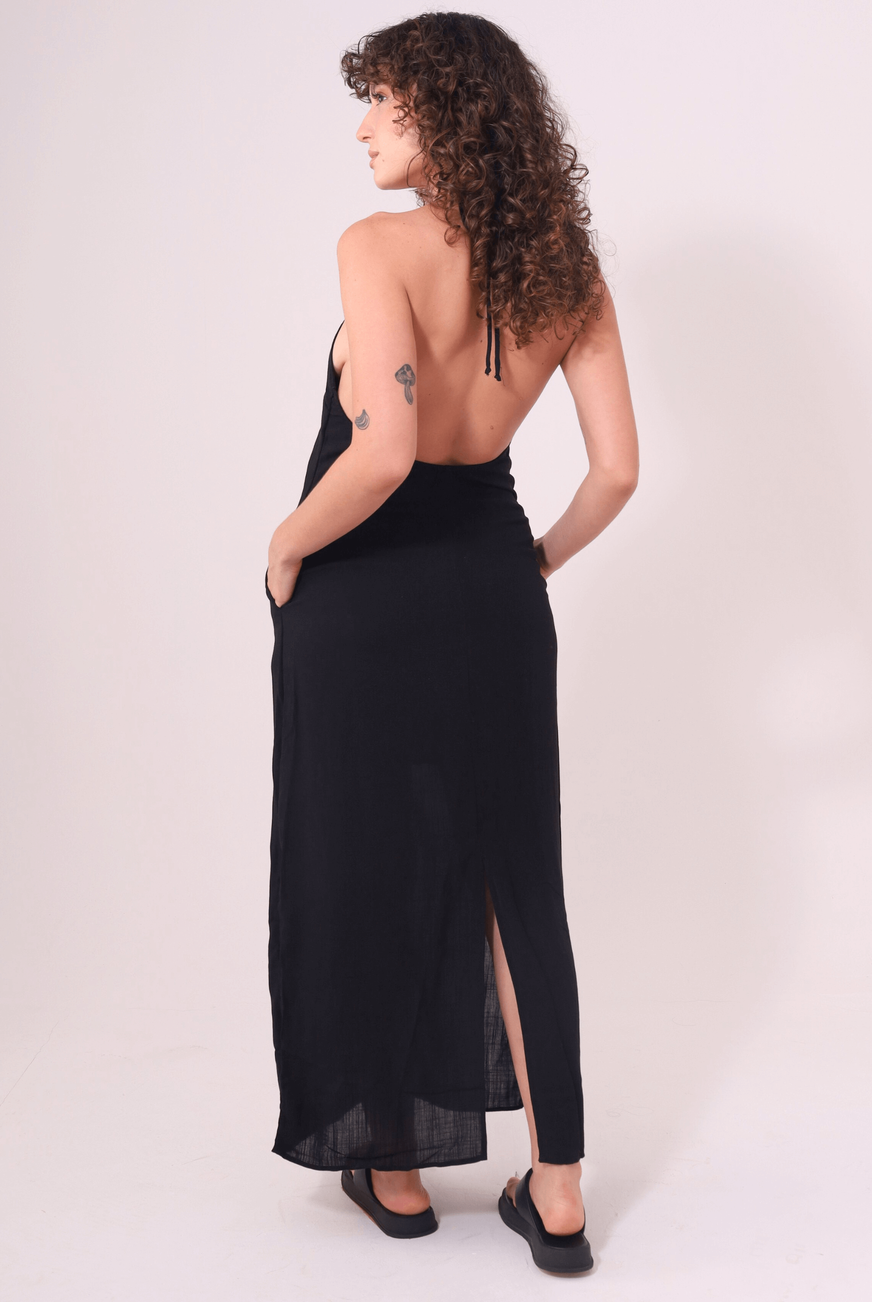 Vestido Longo Rustic Preto da Greenish com decote reto e amarração fina, ideal para um visual fresco e autêntico nos dias de calor.