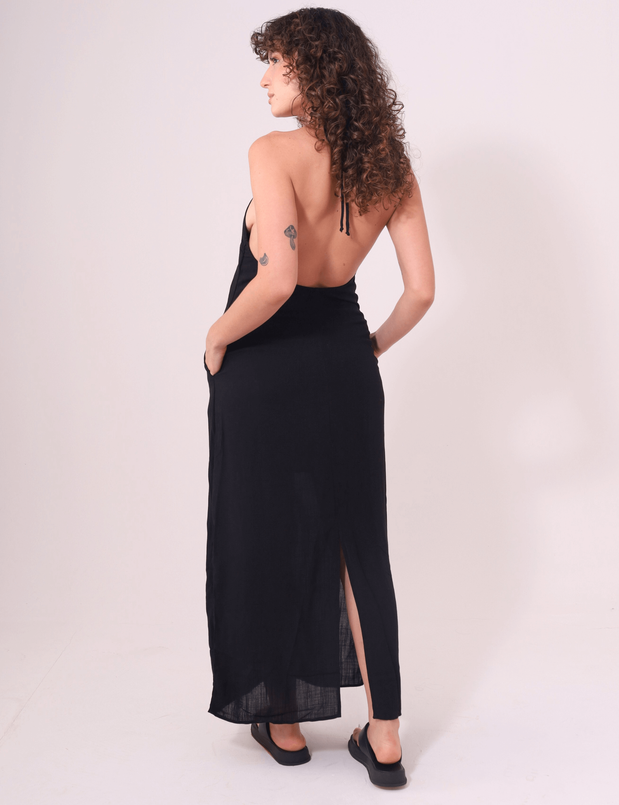 Vestido Longo Rustic Preto da Greenish com decote reto e amarração fina, ideal para um visual fresco e autêntico nos dias de calor.