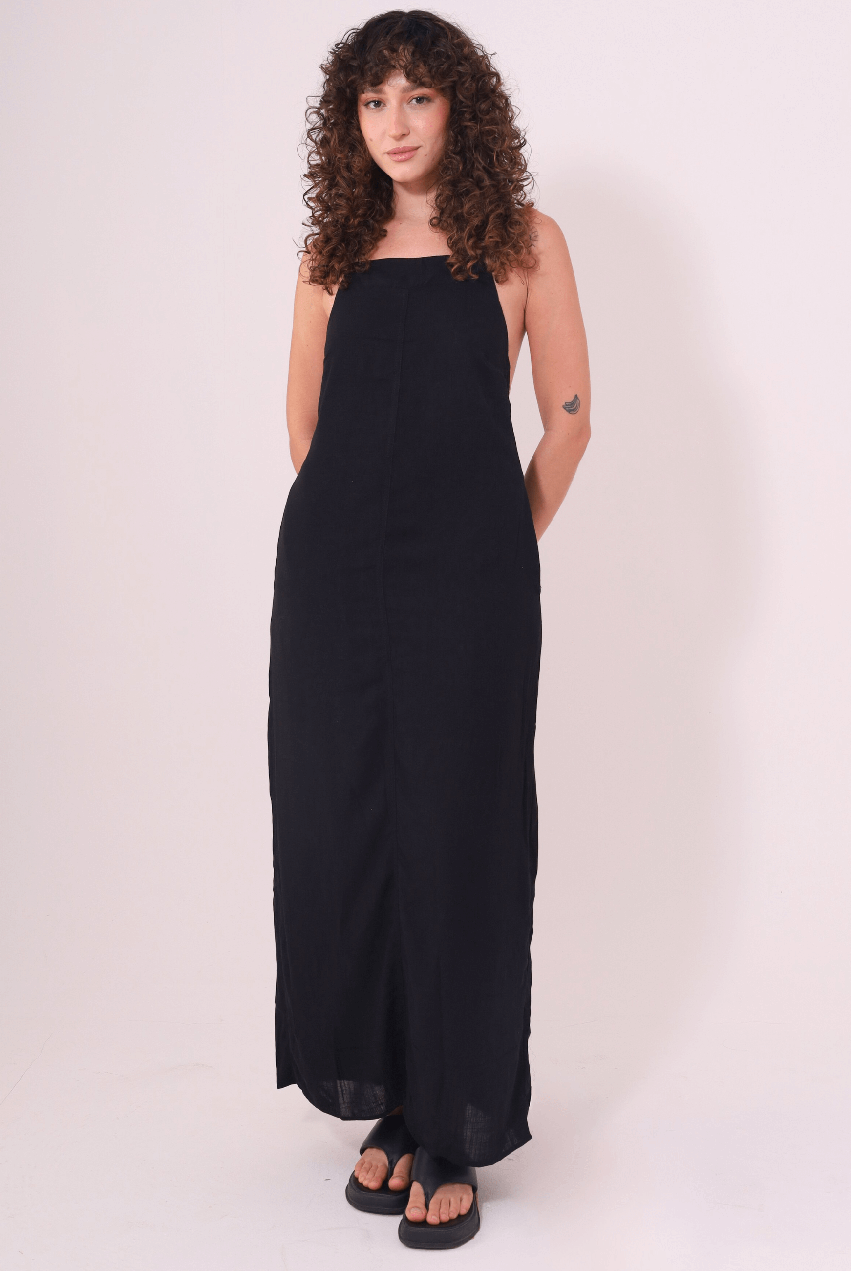 Vestido Longo Rustic Preto Greenish, com decote reto e alças finas, destacando o estilo natural e autêntico em viscose slub.