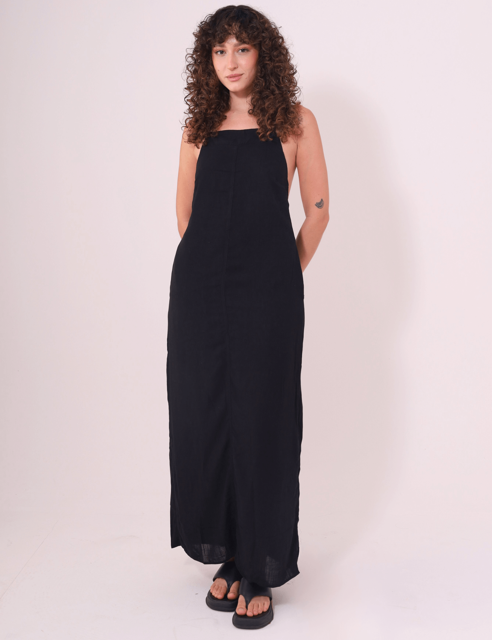 Vestido Longo Rustic Preto Greenish, com decote reto e alças finas, destacando o estilo natural e autêntico em viscose slub.
