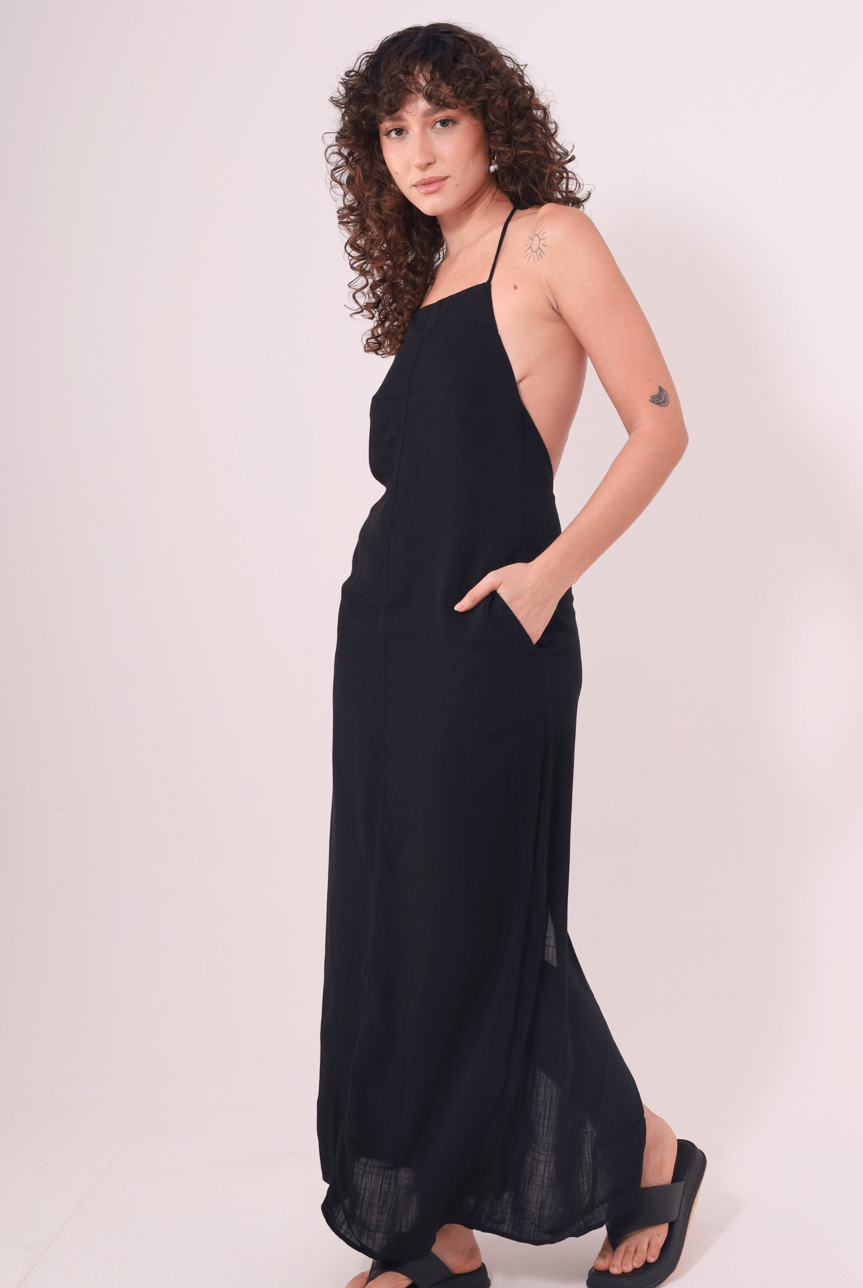 Vestido Longo Rustic Preto Greenish com decote reto e alças finas para amarração, feito de viscose slub para look fresco e autêntico.