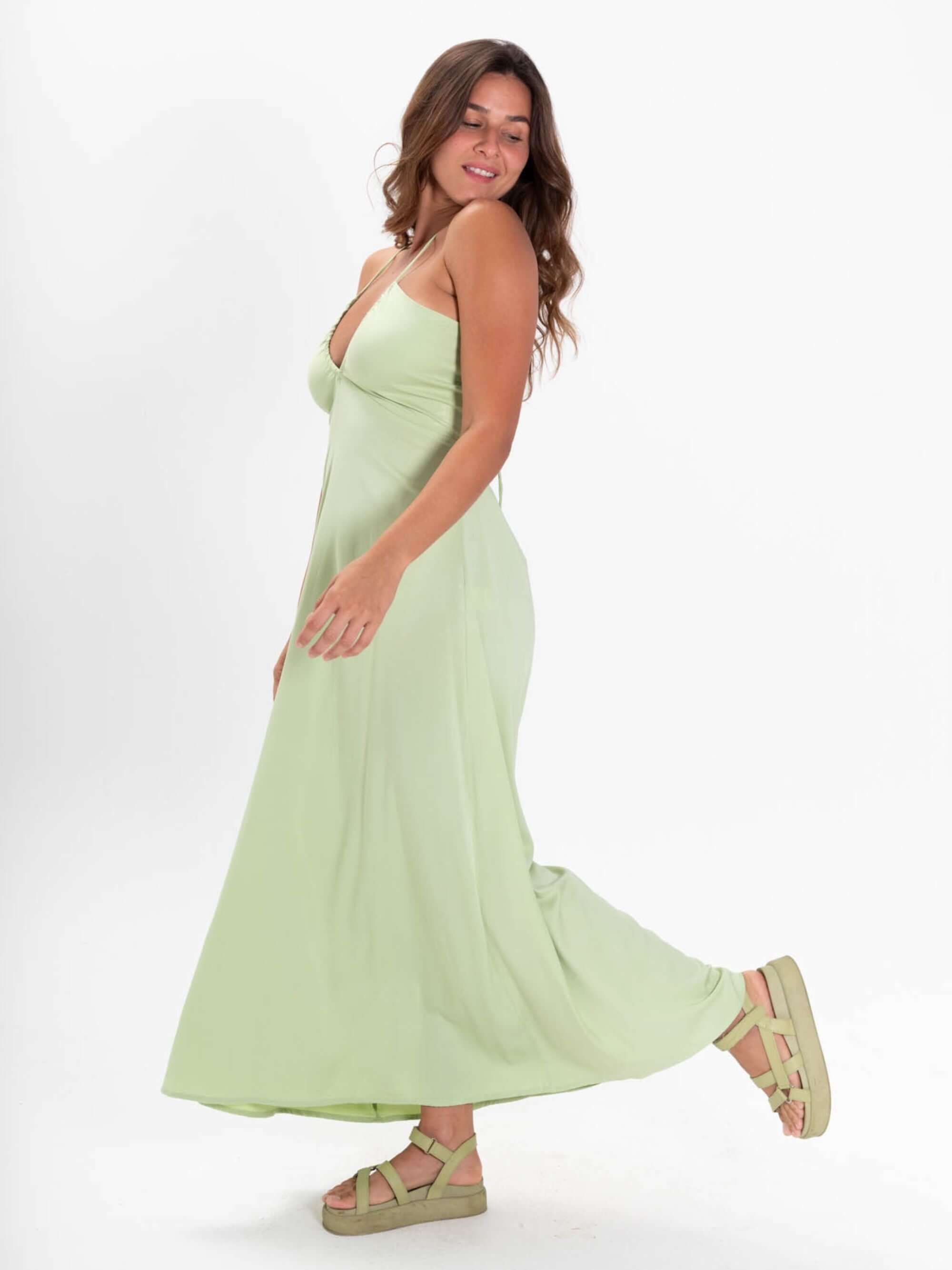 Vestido midi Alex verde claro da marca Greenish, modelo elegante e leve, ideal para o verão.