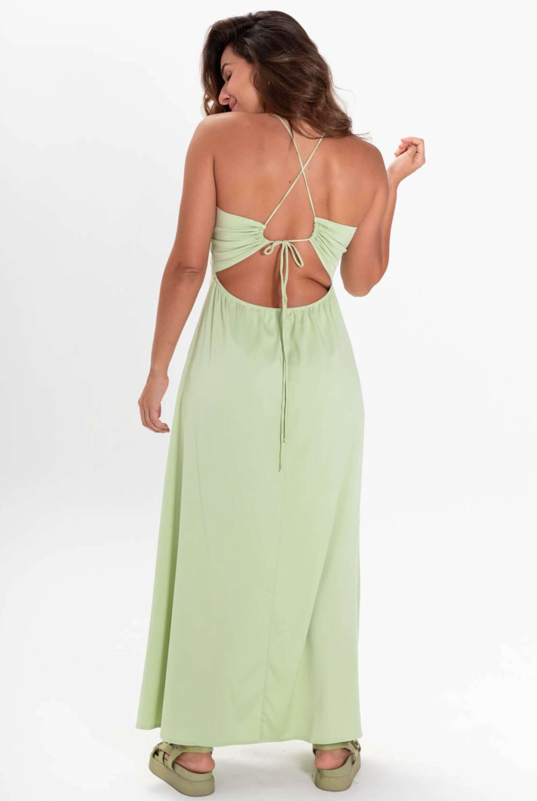 Vestido midi Alex verde claro da Greenish, com detalhe nas costas e estilo casual, perfeito para dias quentes.