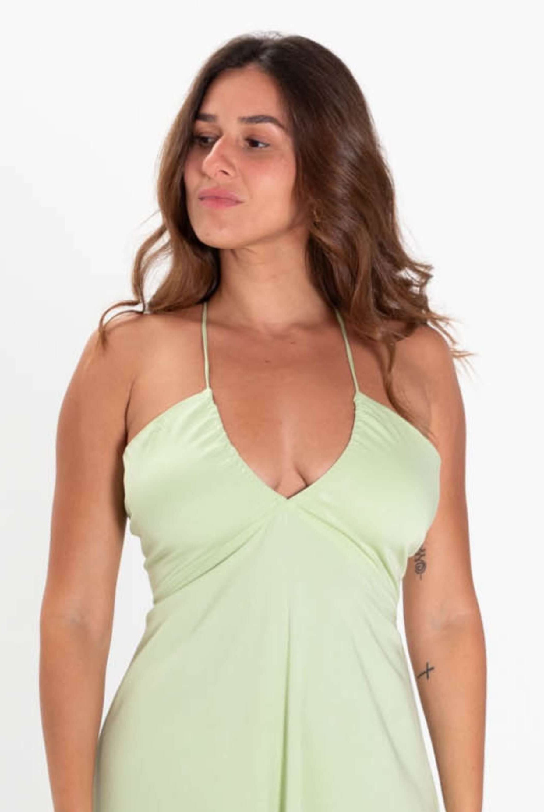 Modelo usando vestido midi verde claro da Greenish, com decote em V e alças finas, ideal para verão.
