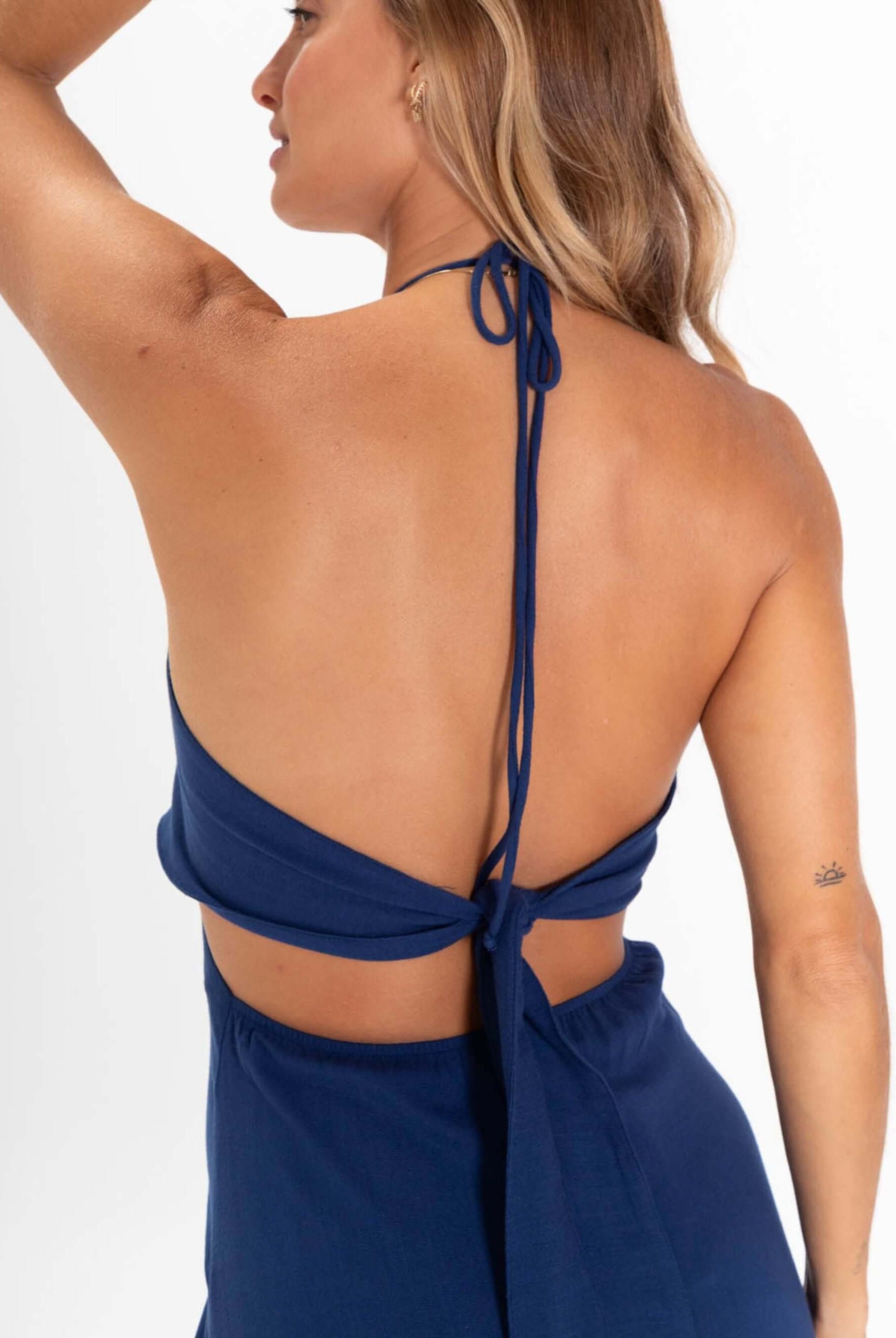 Detalhe das costas do vestido midi Alyssa azul da marca Greenish, com amarração e caimento fluido.