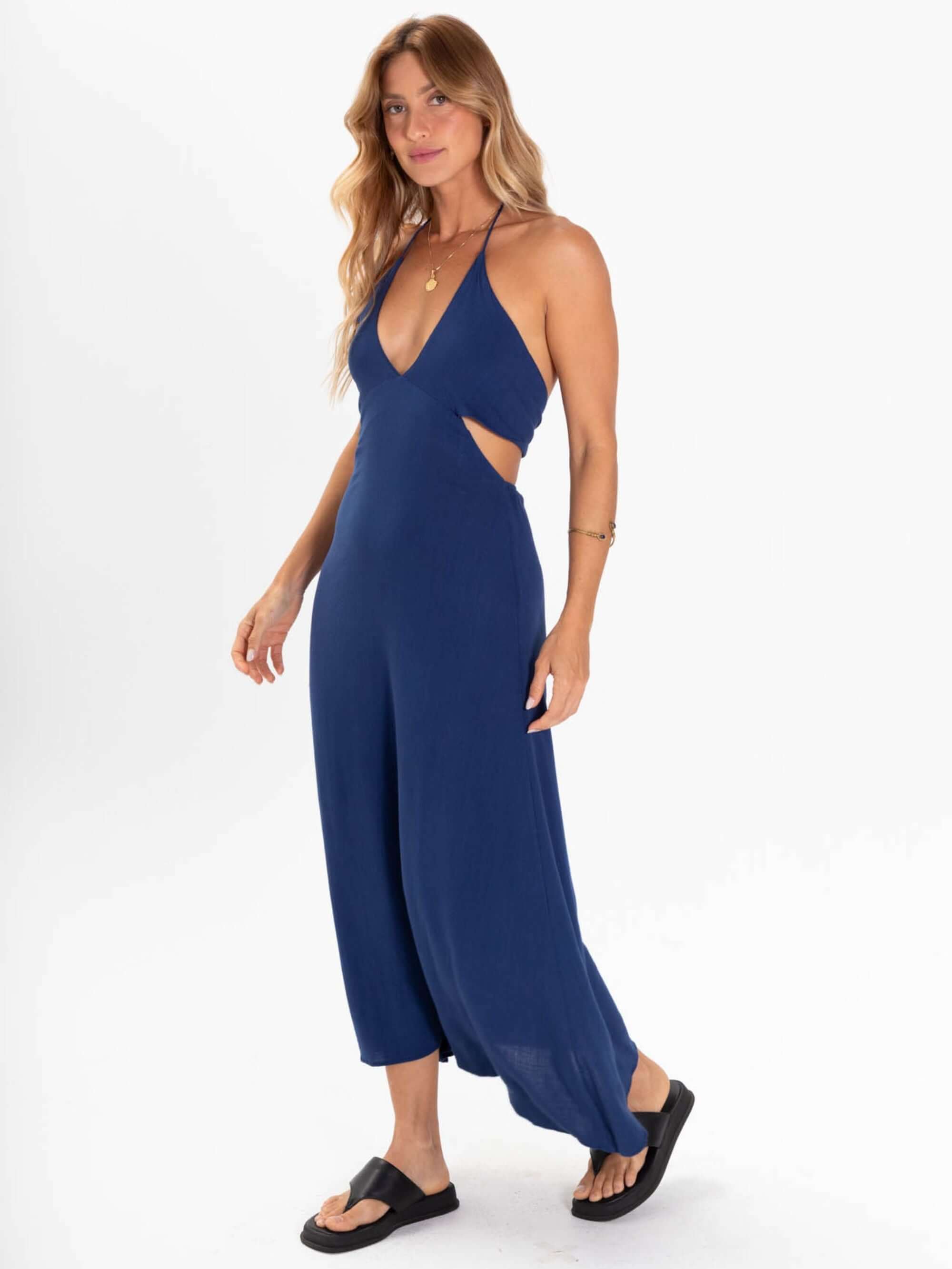 Vestido midi Alyssa azul com decote em V e recorte lateral, da marca Greenish, perfeito para o fim de tarde.