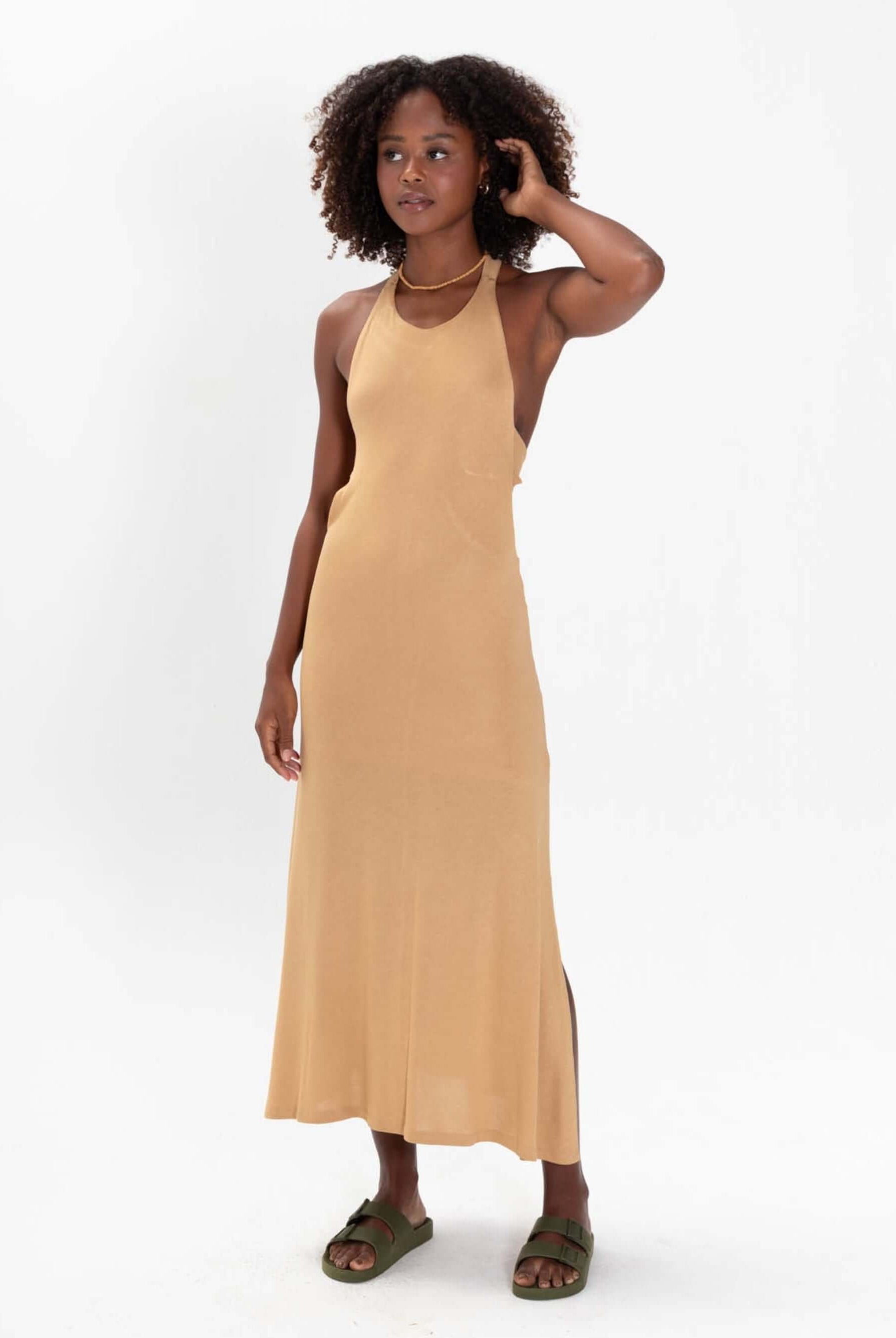 Vestido midi bege da Greenish, com recorte sensual e fendas laterais, perfeito para looks sofisticados.