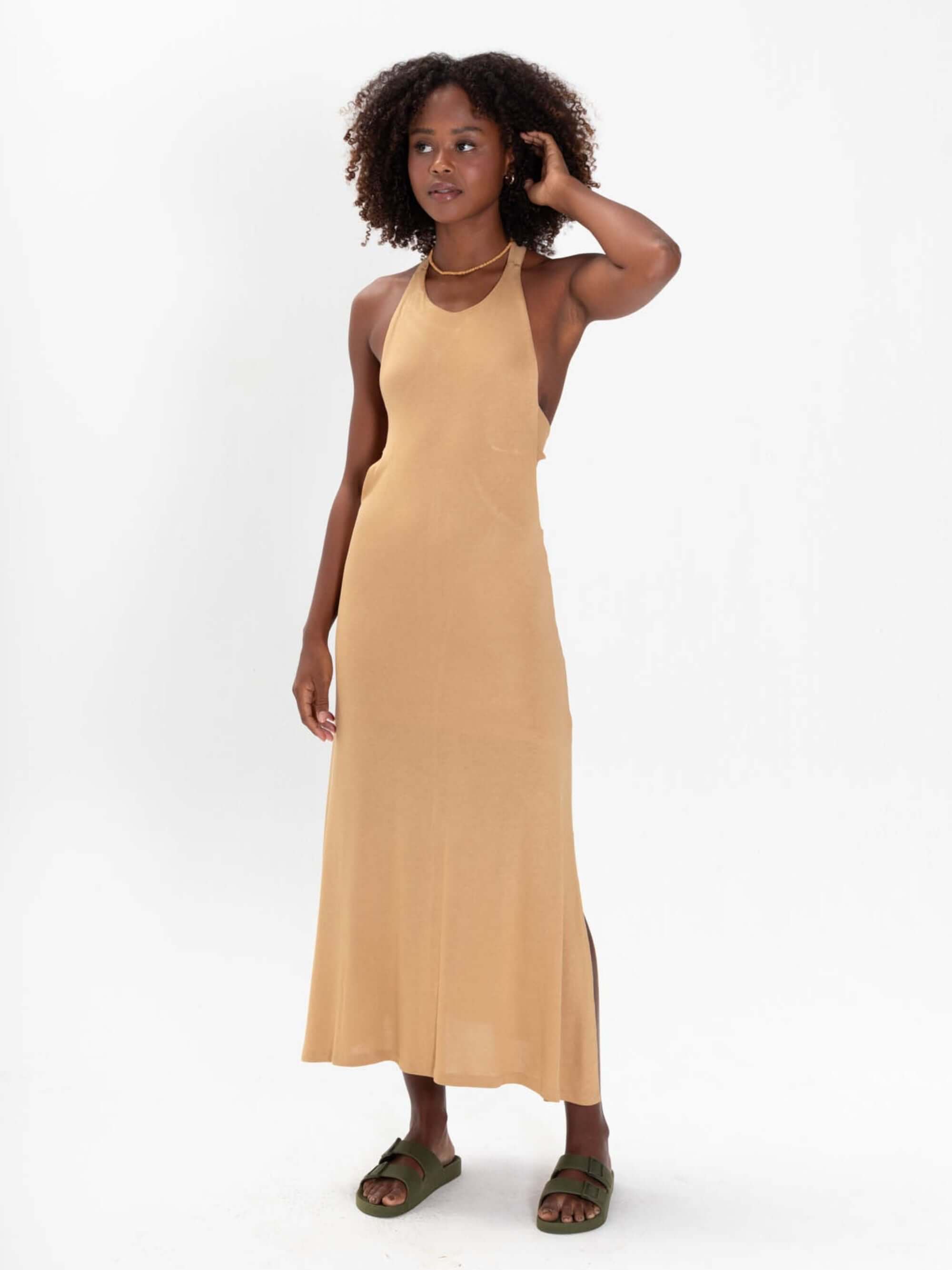 Vestido midi bege da Greenish, com recorte sensual e fendas laterais, perfeito para looks sofisticados.