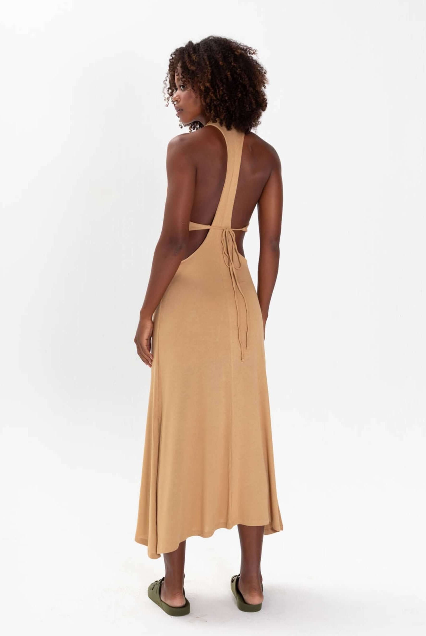 Vestido midi Frankie bege, detalhe nas costas com amarração, feito em malha, versátil e moderno - Greenish.