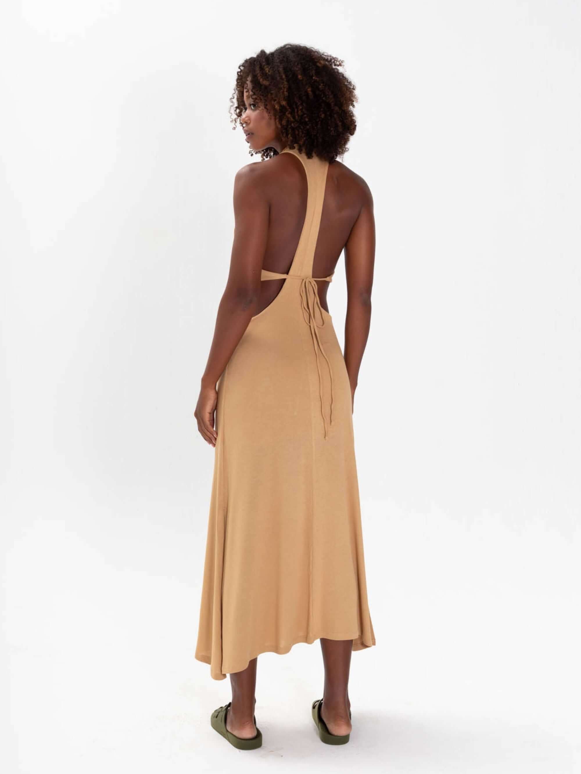 Vestido midi Frankie bege, detalhe nas costas com amarração, feito em malha, versátil e moderno - Greenish.