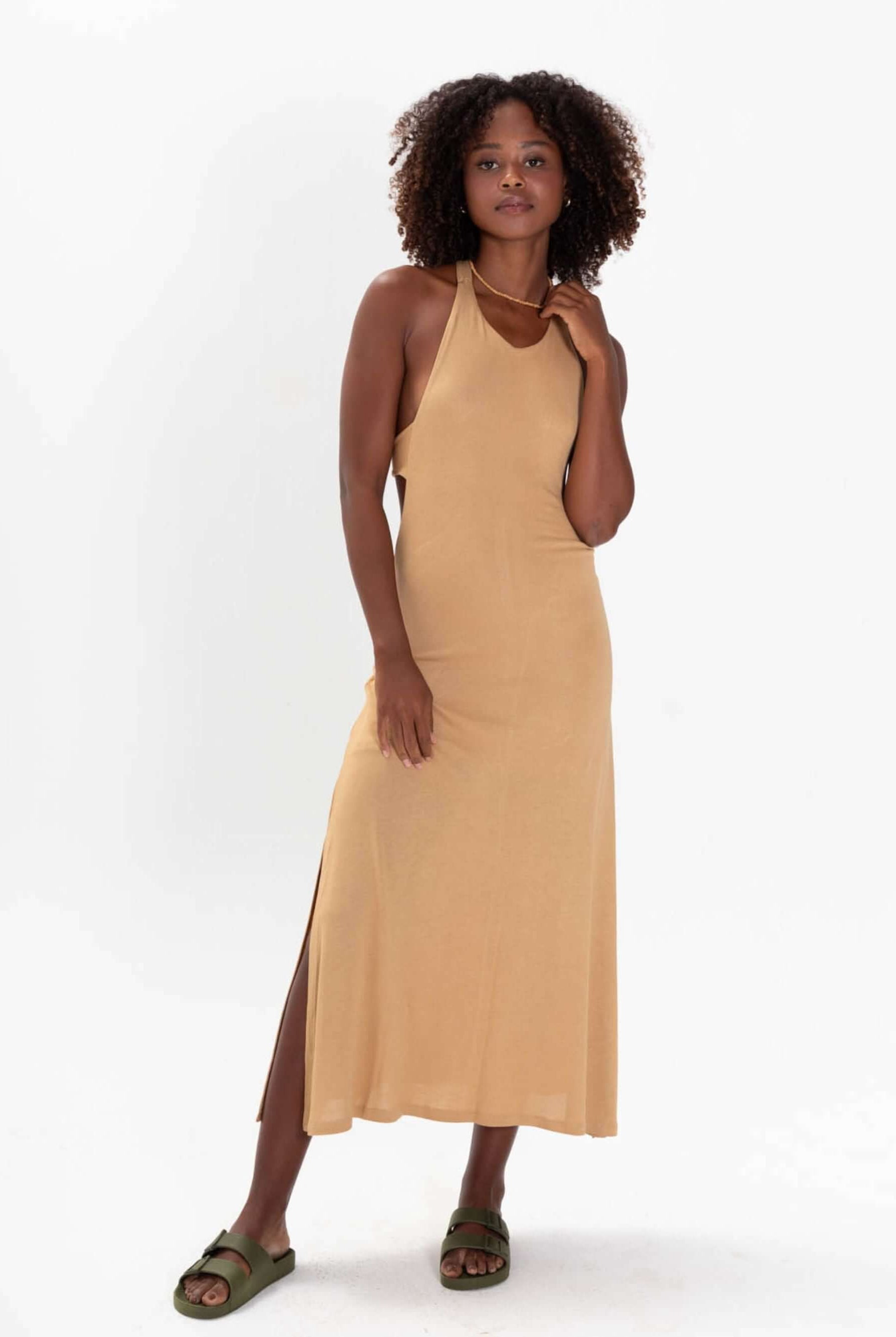 Vestido midi Frankie bege da Greenish com recortes e fendas laterais, ideal para looks sofisticados e modernos.