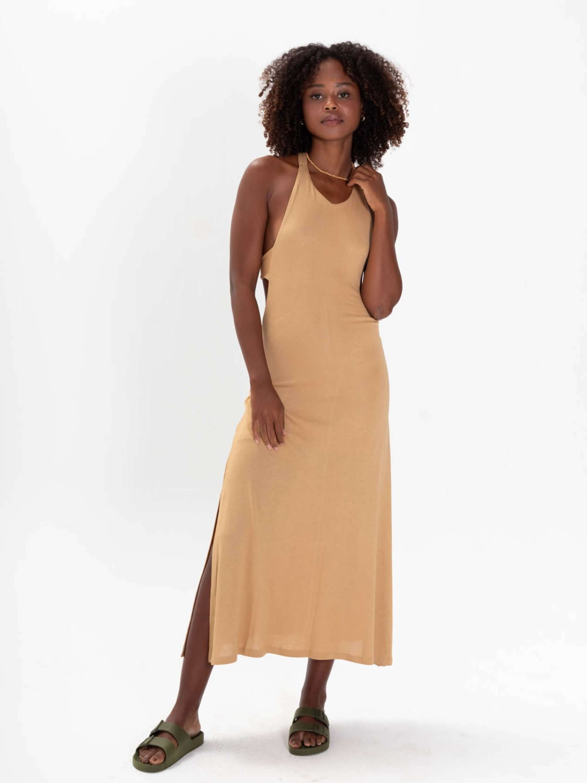 Vestido midi Frankie bege da Greenish com recortes e fendas laterais, ideal para looks sofisticados e modernos.
