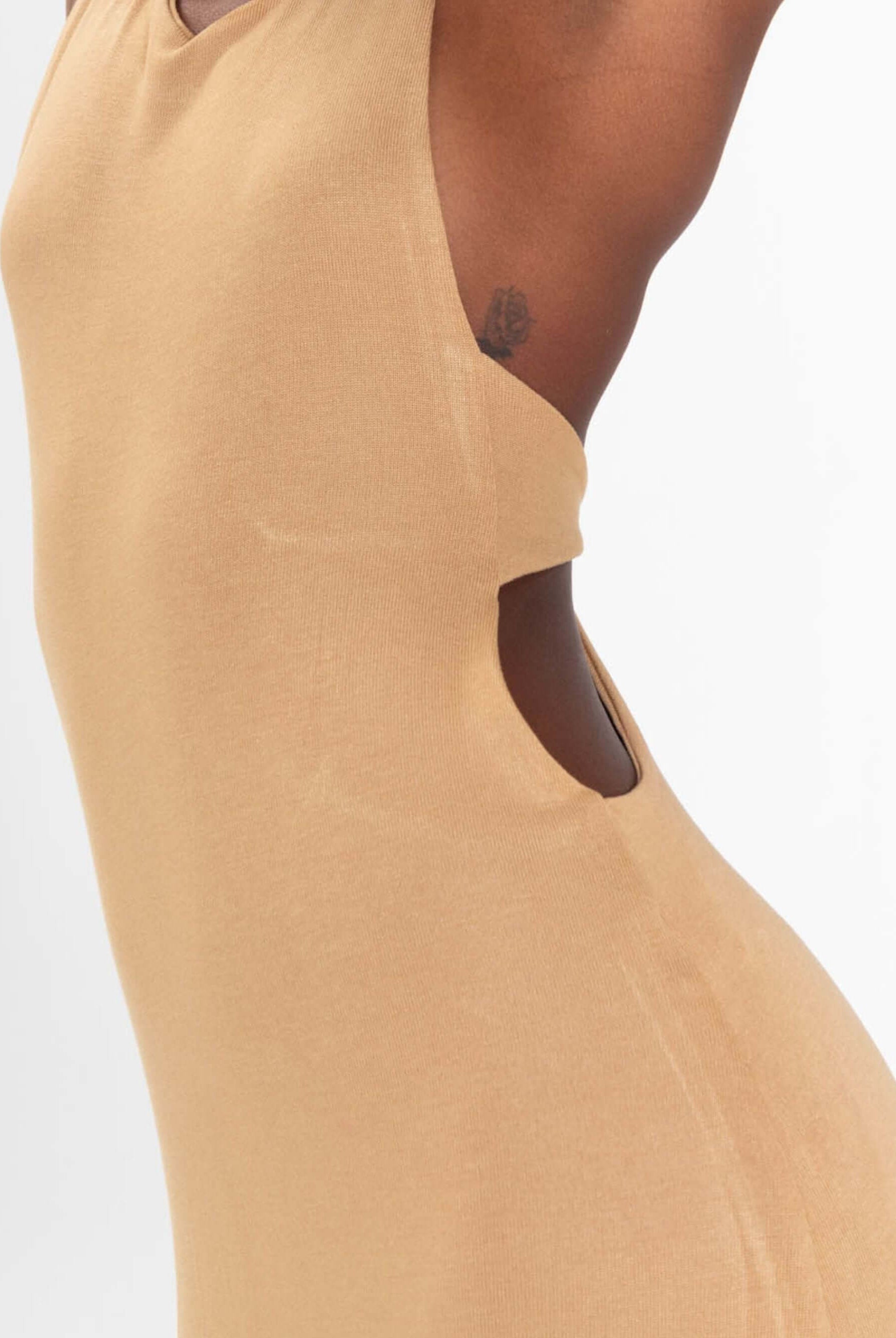 Vestido midi Frankie bege da Greenish, com recorte lateral e detalhes sofisticados, ideal para looks modernos.