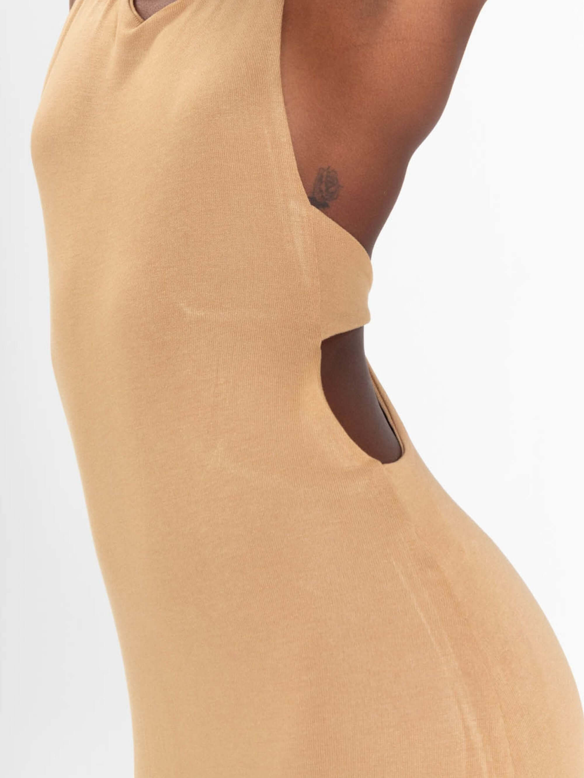 Vestido midi Frankie bege da Greenish, com recorte lateral e detalhes sofisticados, ideal para looks modernos.