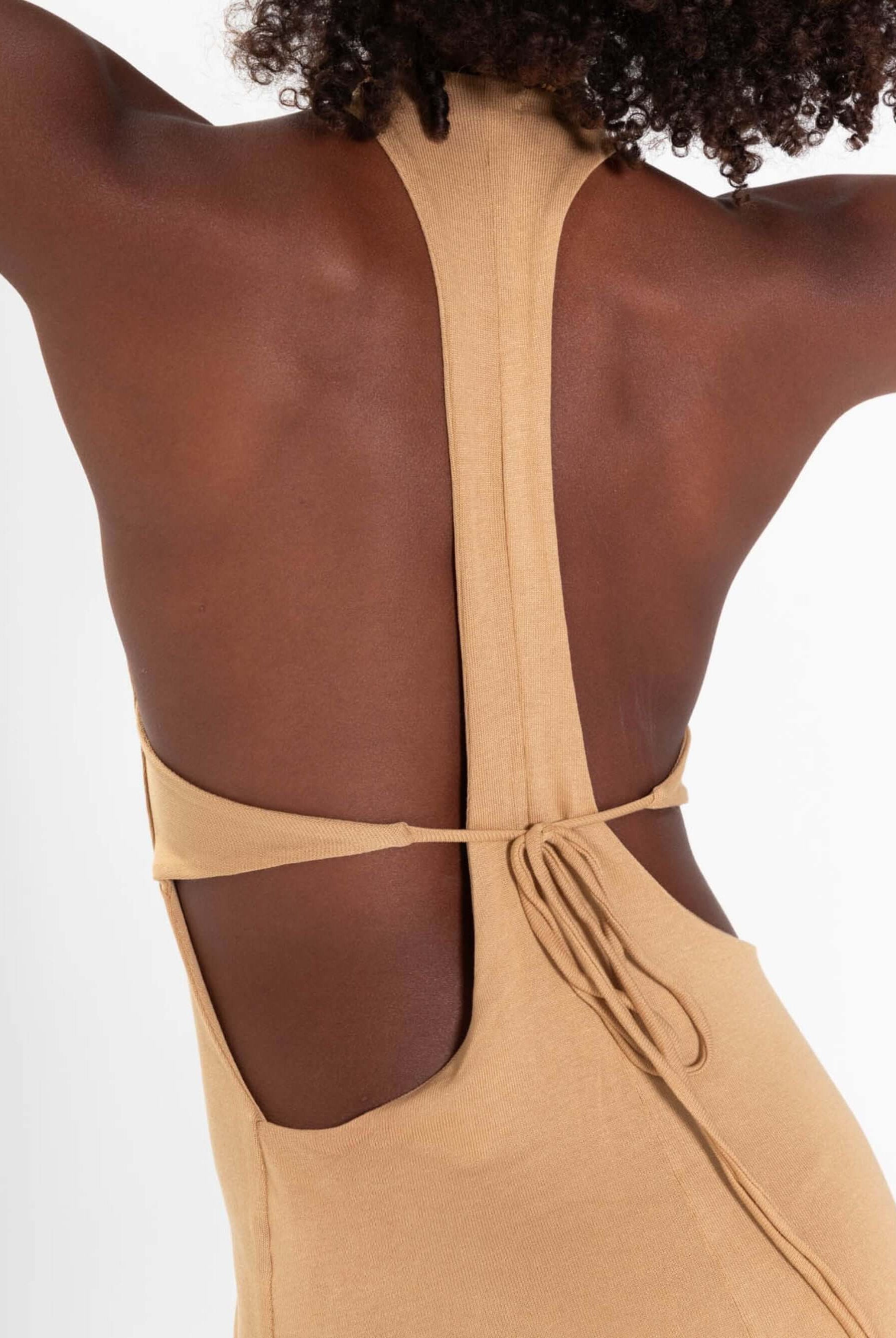 Versão traseira do vestido midi Frankie da Greenish em bege, destacando recorte sensual e amarração nas costas.