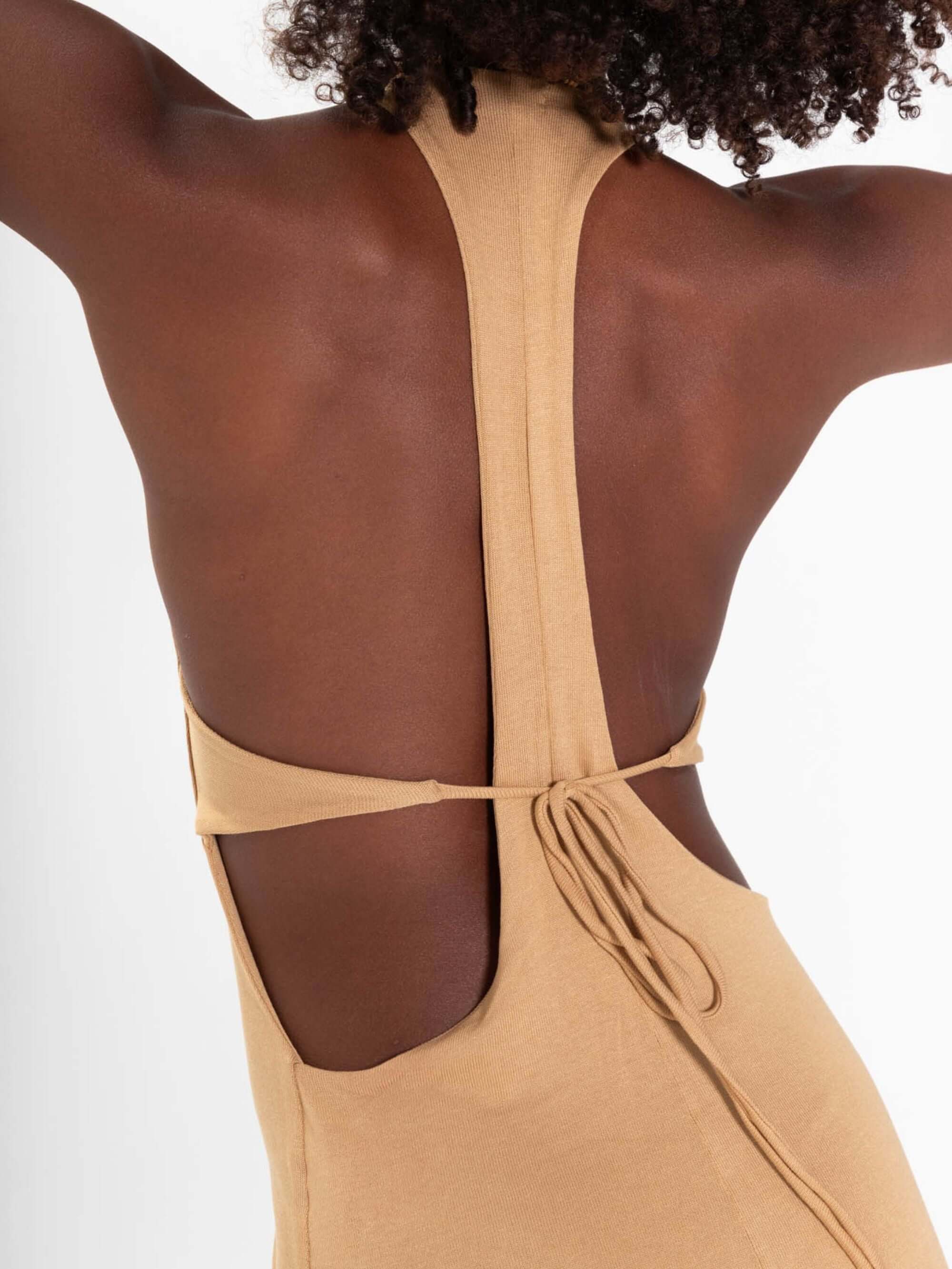 Versão traseira do vestido midi Frankie da Greenish em bege, destacando recorte sensual e amarração nas costas.