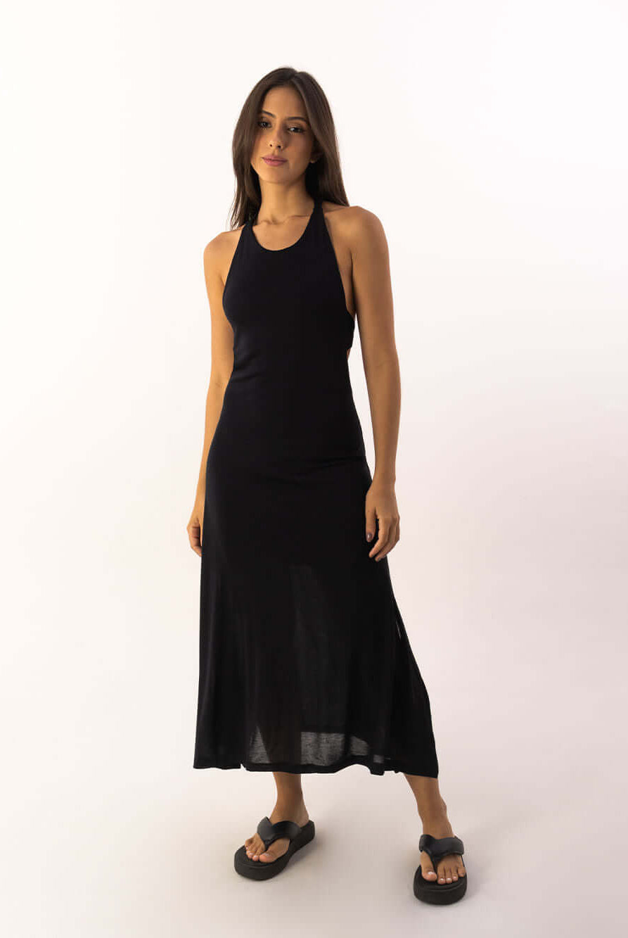 Vestido Midi Frankie Preto da Greenish, com recorte sensual e amarração nas costas, perfeito para looks modernos.