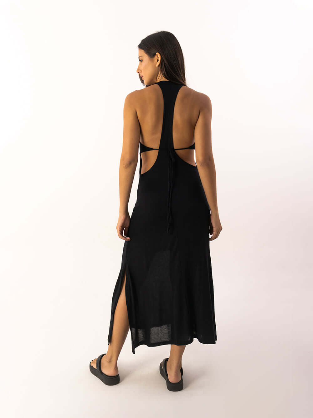 Vestido midi Frankie da Greenish, preto, com recorte sensual nas costas e fendas laterais, elegante e moderno.