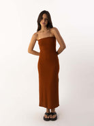 Vestido midi sem alças na cor vinho da marca Greenish, com modelagem ajustada e sofisticada.