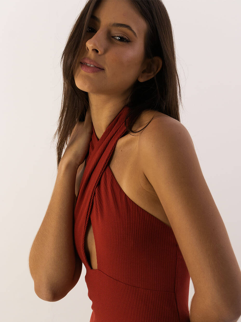 Modelo usando vestido midi Joy chocolate da Greenish, com design elegante e ajuste perfeito.