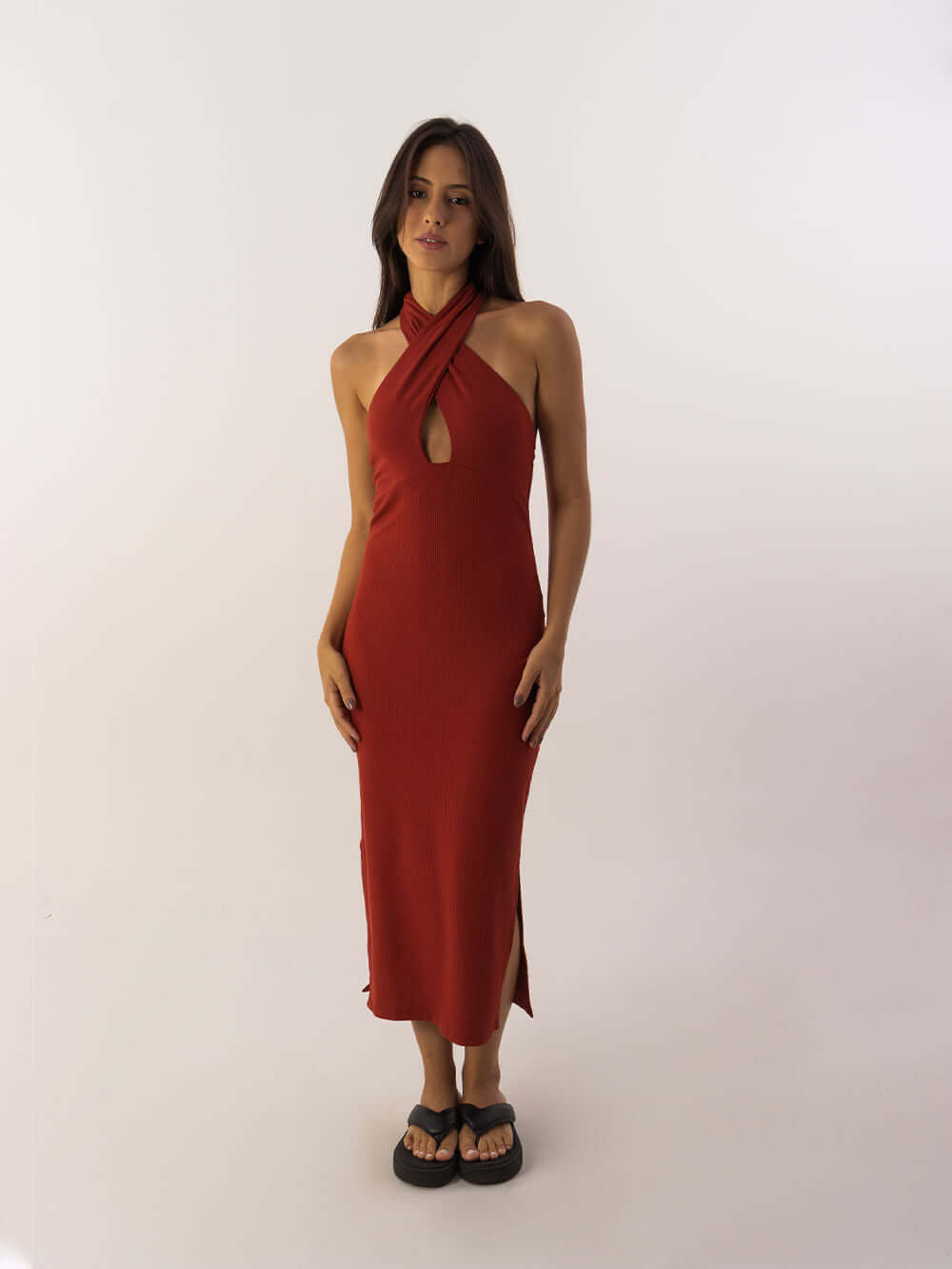 Vestido midi vermelho com detalhe em recorte frontal, estilo sofisticado da marca Greenish.