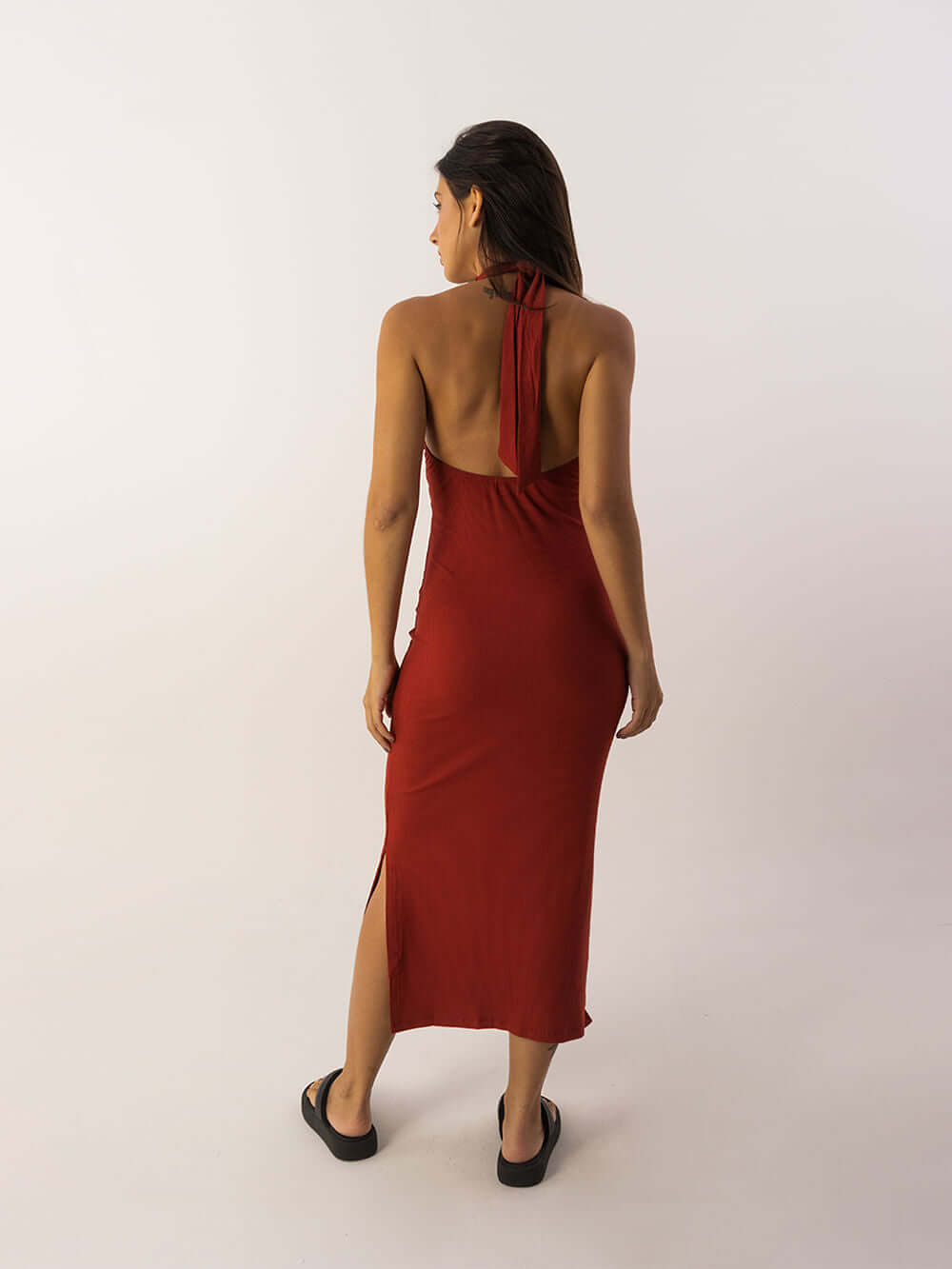 Vestido midi Joy - chocolate da Greenish, vista traseira em modelo com alça, estilo elegante e confortável.