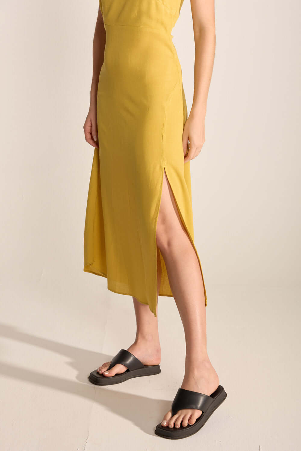Vestido Midi Ju da Greenish em amarelo pistache, peça versátil com fendas laterais e caimento elegante.