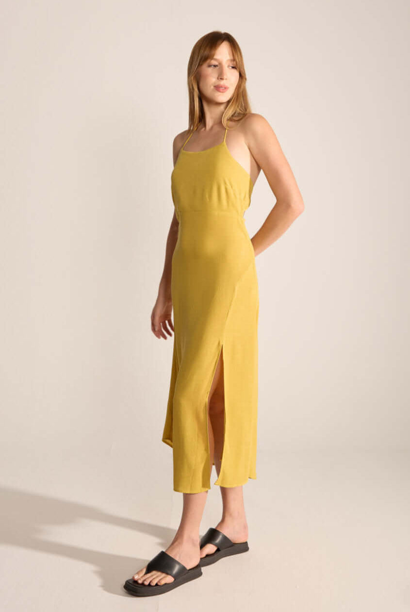 Vestido Midi Ju Amarelo Pistache da Greenish, elegante e confortável, ideal para um lifestyle leve.
