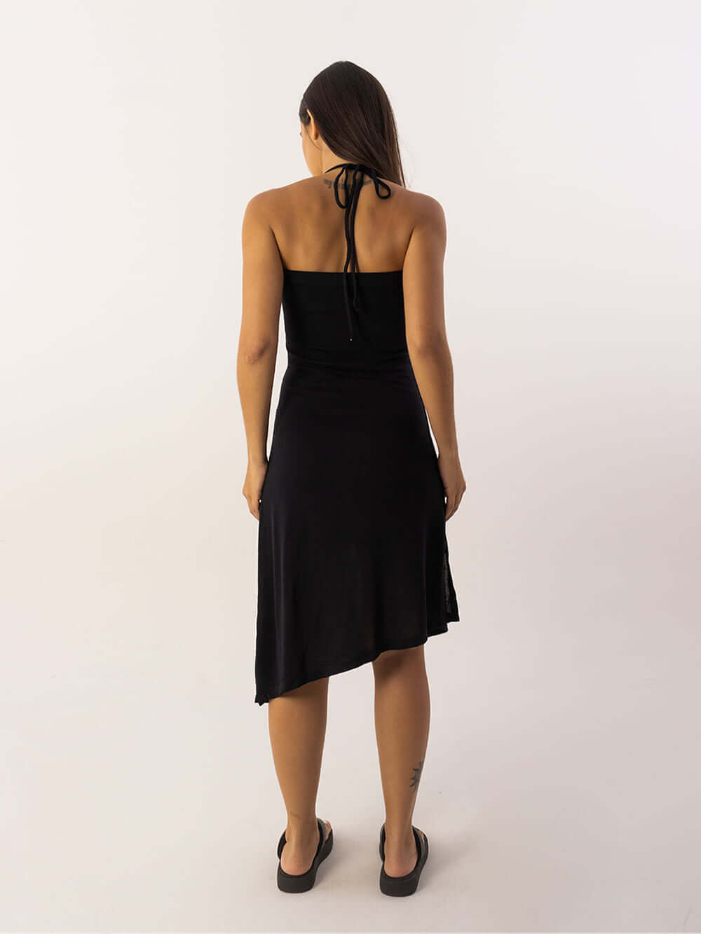 Vestido midi Luisa preto da Greenish, modelo feminino, na parte de trás, com alças ajustáveis.