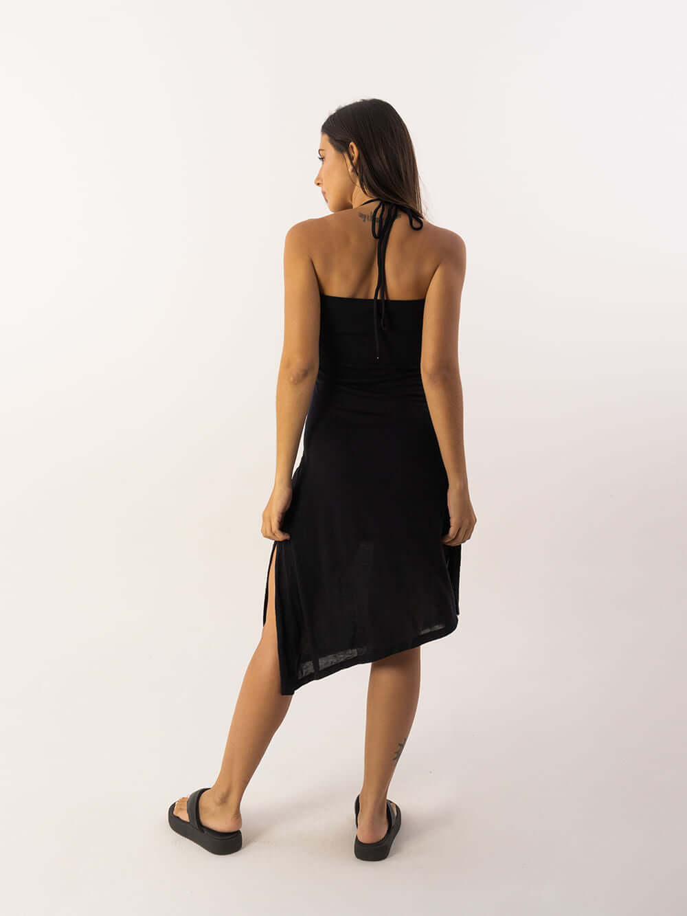 Vestido midi Luisa preto da Greenish, vista traseira, modelo com alças e fenda lateral.