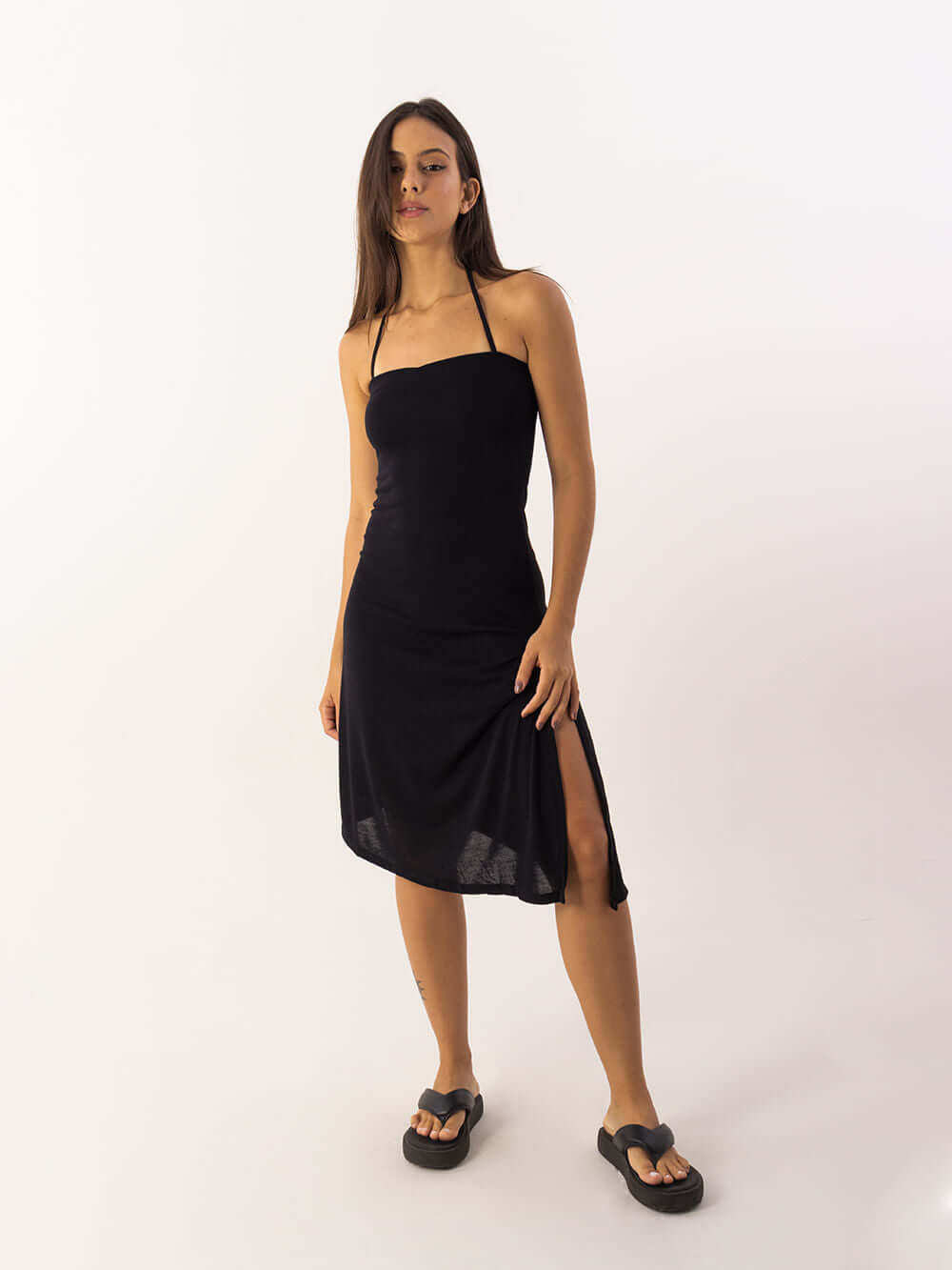 Vestido midi Luisa preto da marca Greenish, com fendas laterais e alças finas, perfeito para o verão.
