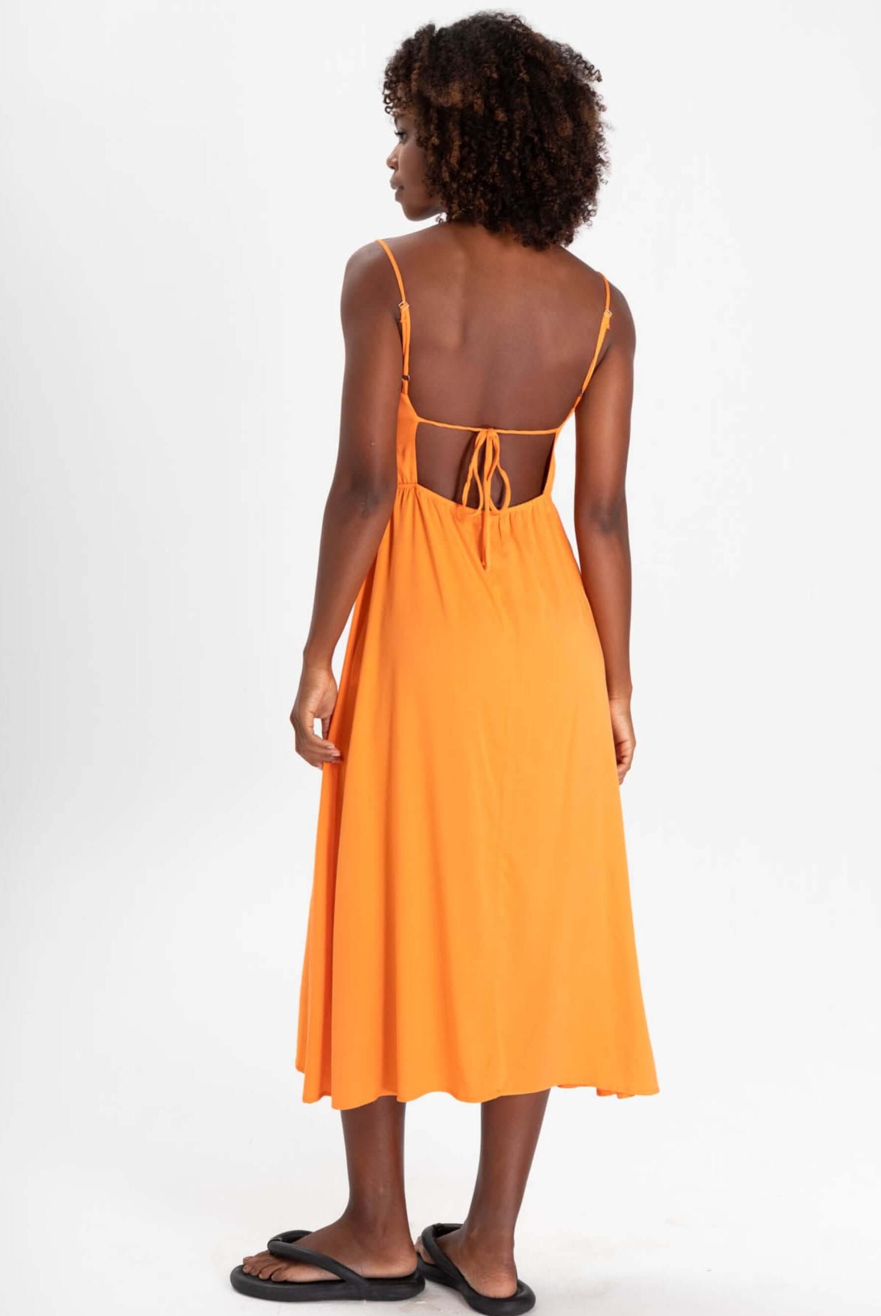 Vestido Midi Marie laranja claro da Greenish, com detalhe nas costas e caimento leve e fluido.