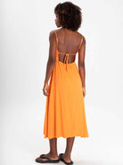 Vestido Midi Marie laranja claro da Greenish, com detalhe nas costas e caimento leve e fluido.