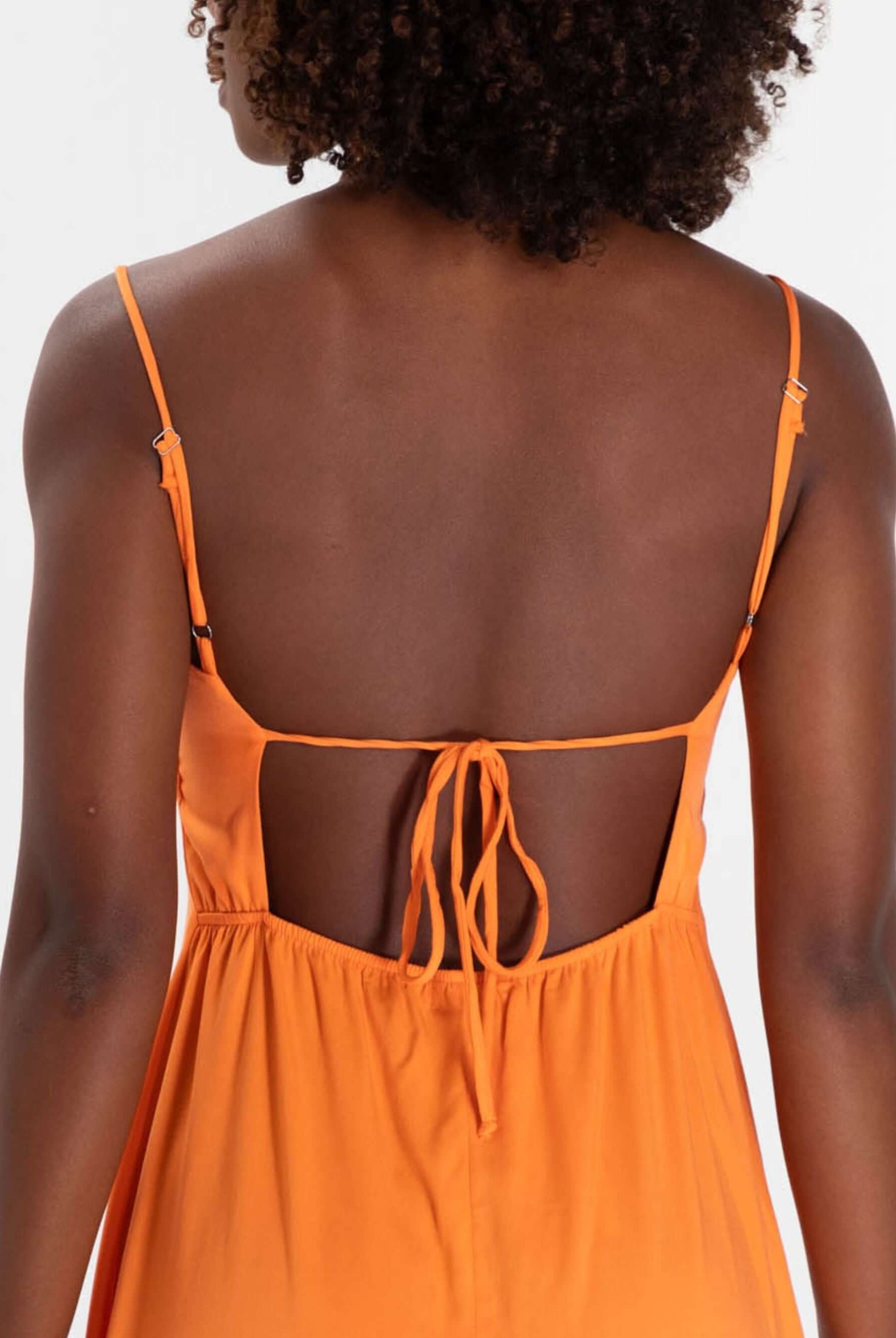 Detalhe das costas do vestido midi Marie, laranja claro, da marca Greenish, perfeito para o verão.