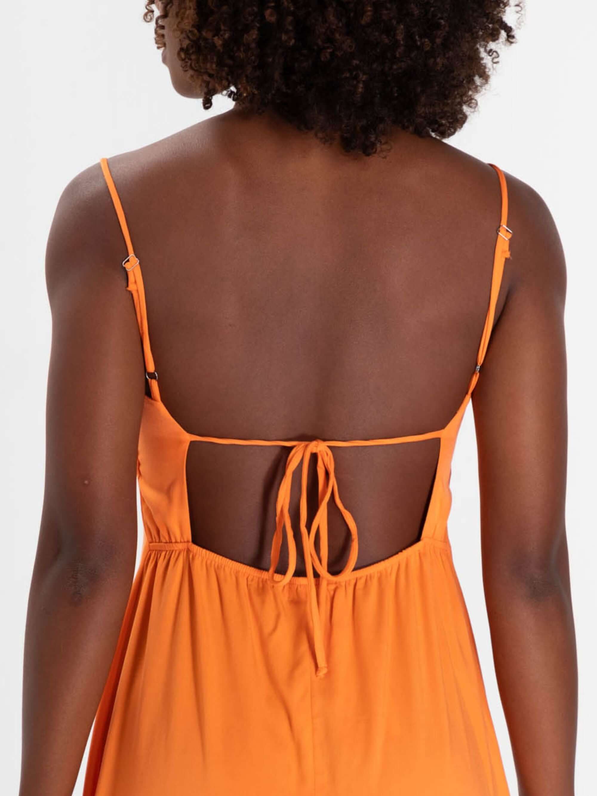 Detalhe das costas do vestido midi Marie, laranja claro, da marca Greenish, perfeito para o verão.