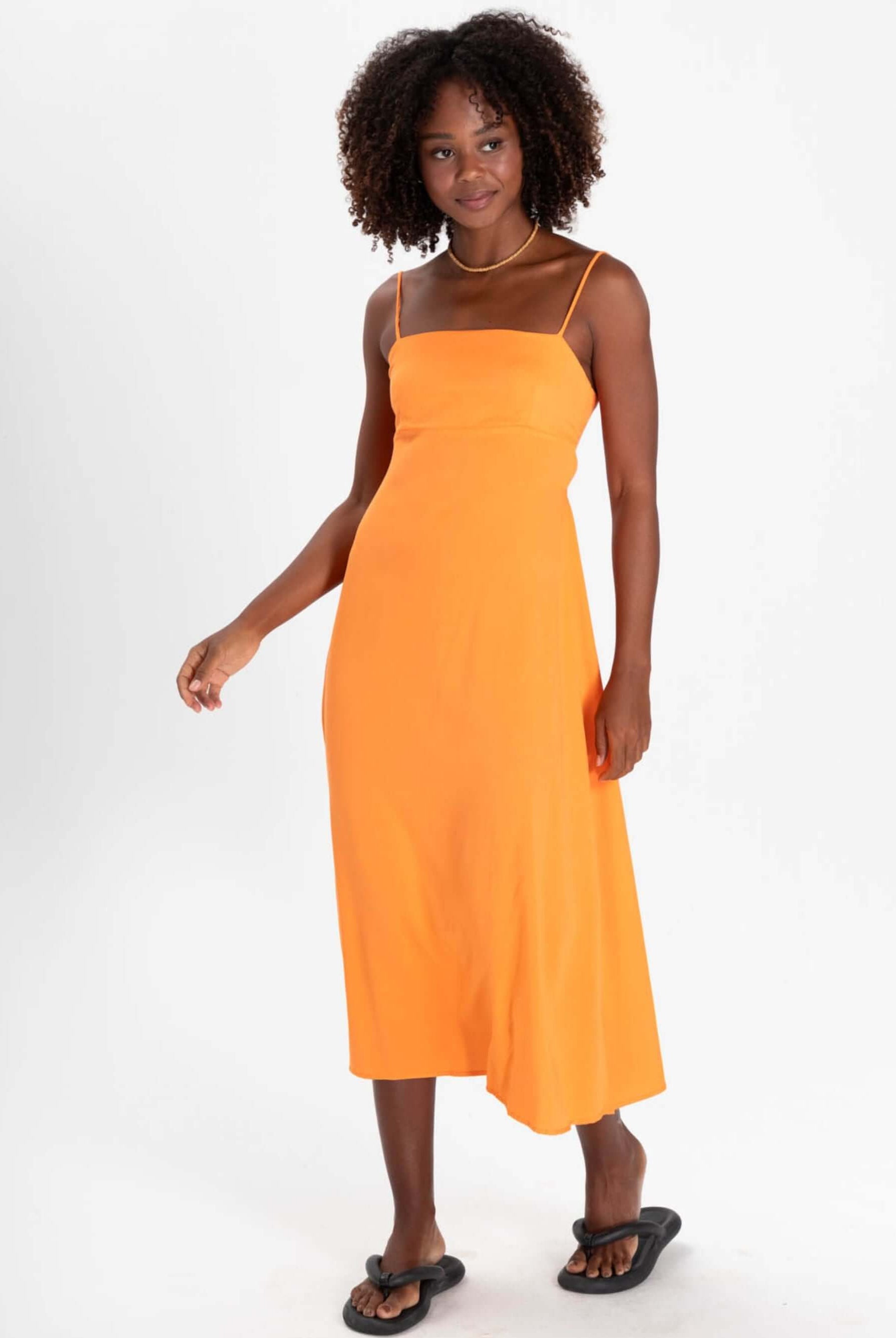 Vestido midi Marie na cor laranja claro da Greenish, um look perfeito para o verão.