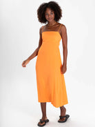 Vestido midi Marie na cor laranja claro da Greenish, um look perfeito para o verão.