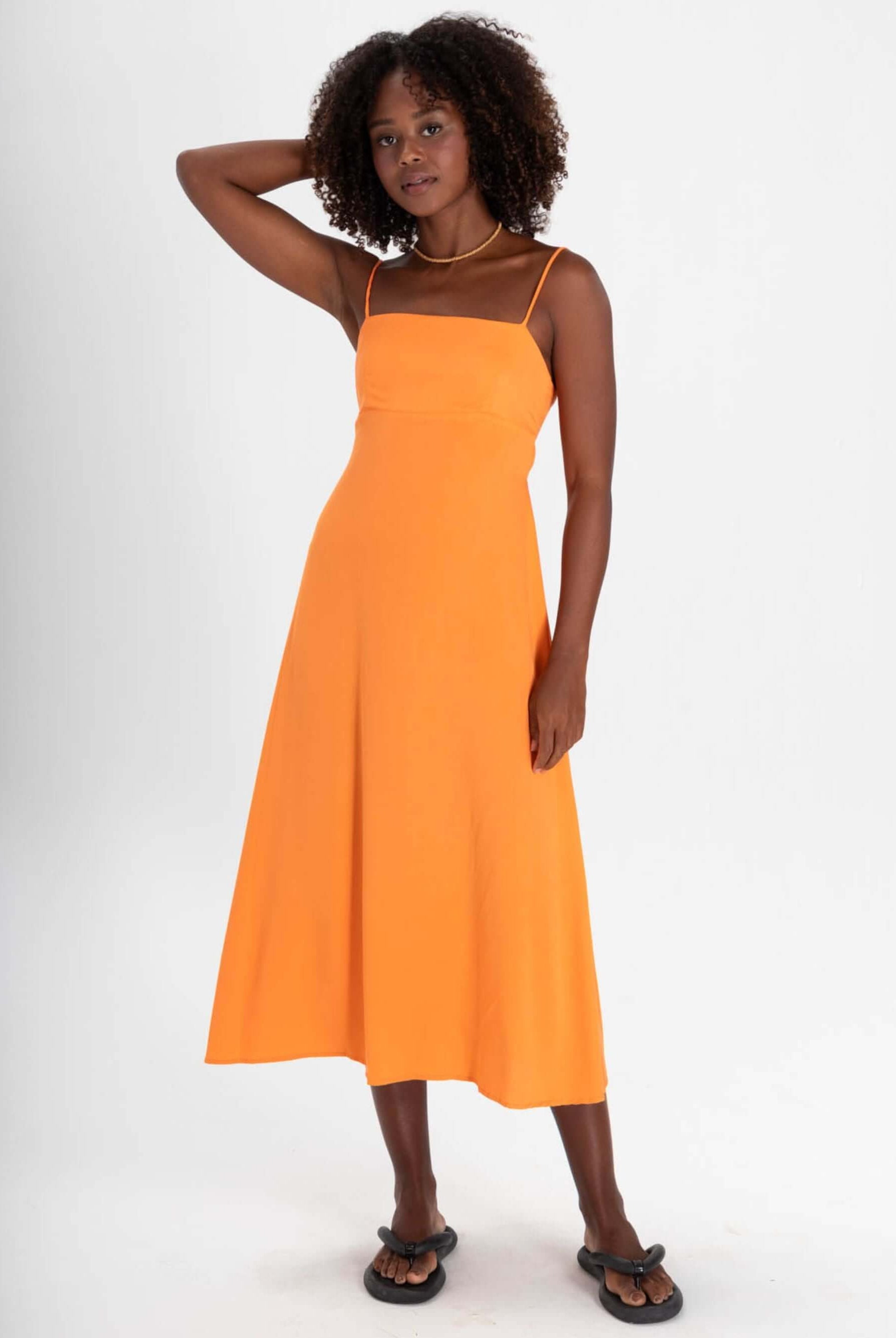 Vestido midi laranja claro da marca Greenish, modelo Marie, ideal para ocasiões casuais e elegantes.